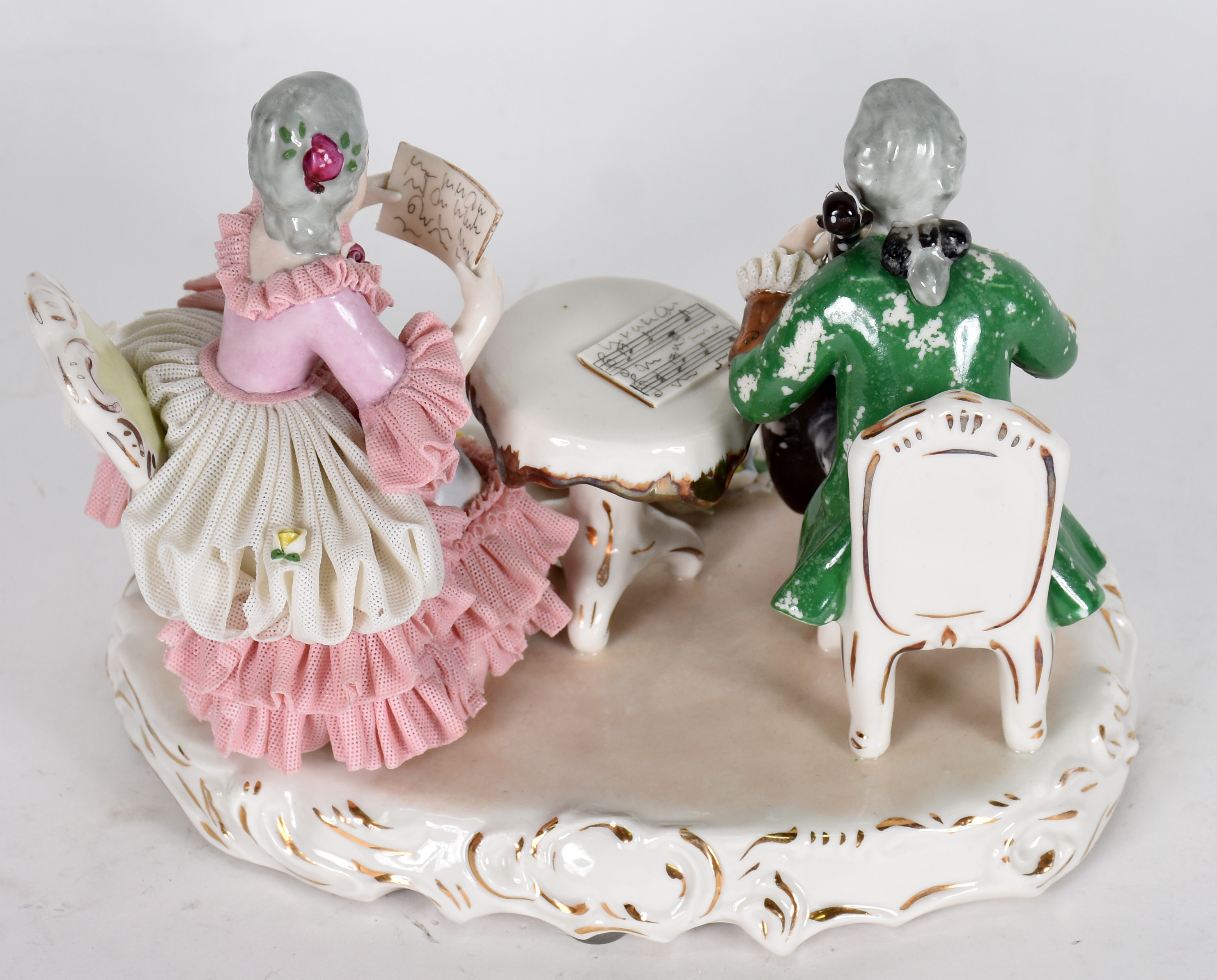 Grupo escultório de porcelana representando " Concerto". - foto 2 de 3
