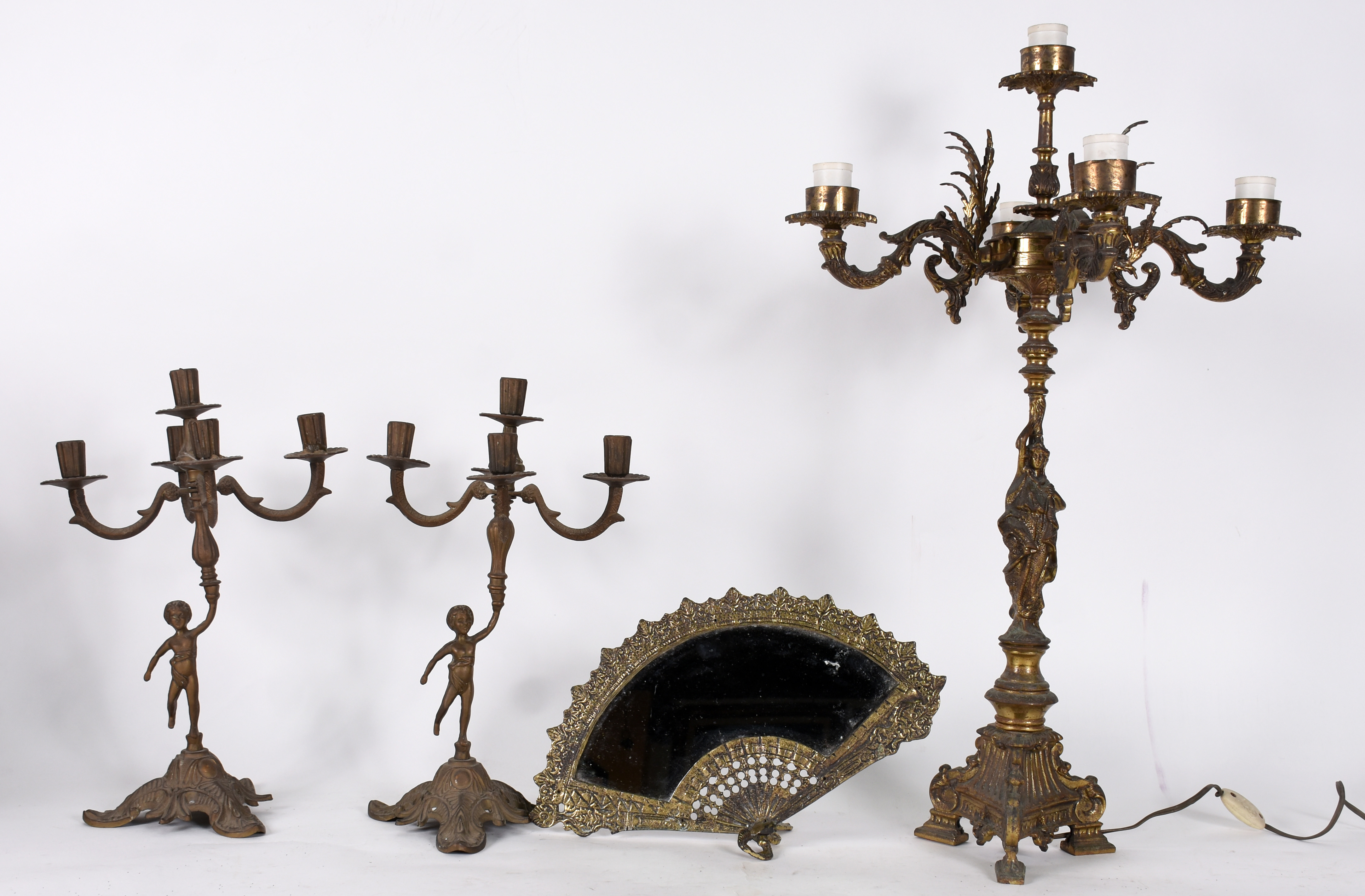 Quatro peças sendo, par de candelabros para 5 velas de metal dourado... - foto 1 de 5