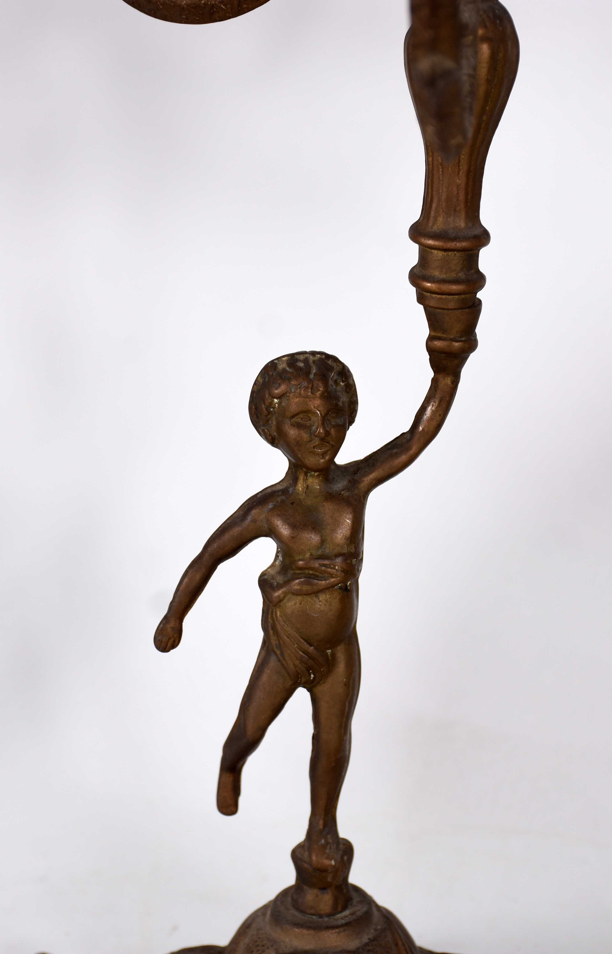 Quatro peças sendo, par de candelabros para 5 velas de metal dourado... - foto 3 de 5