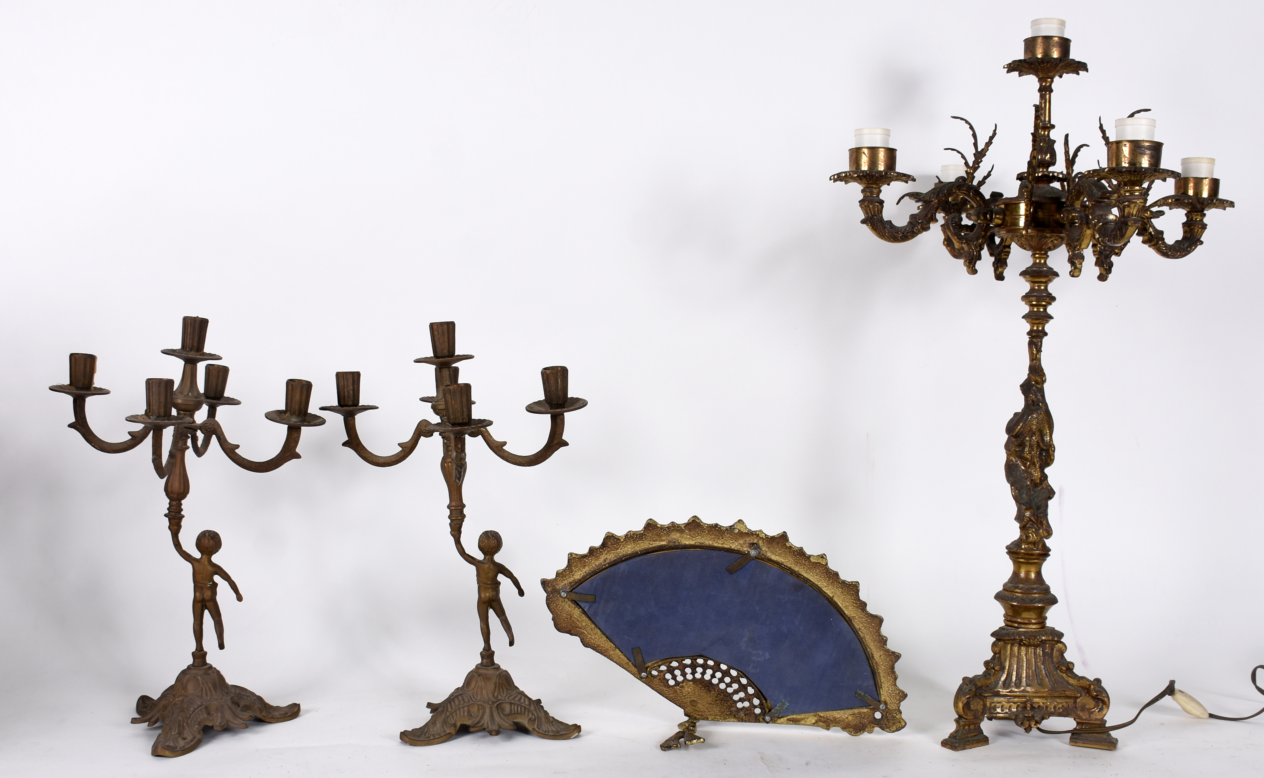 Quatro peças sendo, par de candelabros para 5 velas de metal dourado... - foto 4 de 5