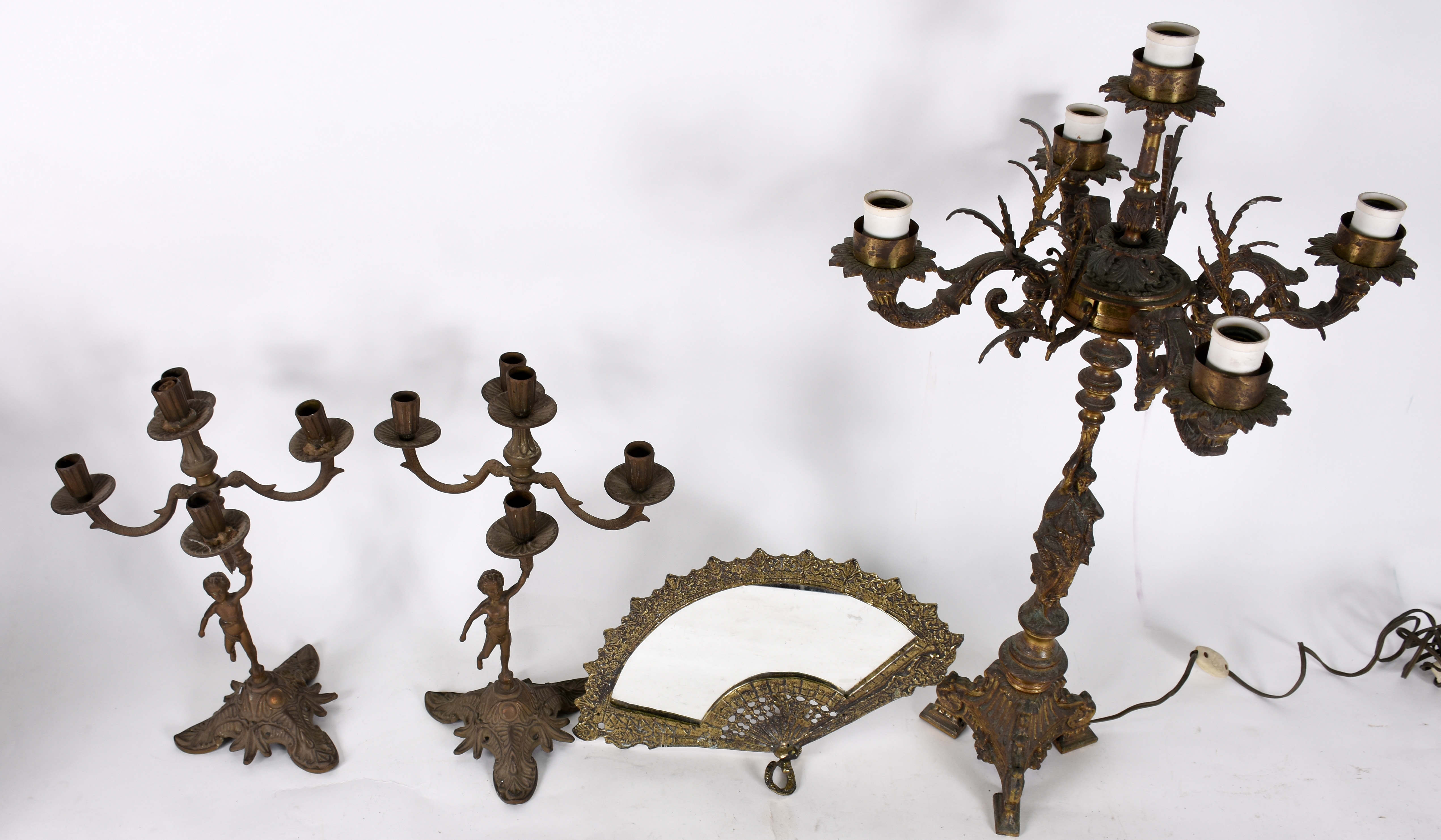 Quatro peças sendo, par de candelabros para 5 velas de metal dourado... - foto 5 de 5