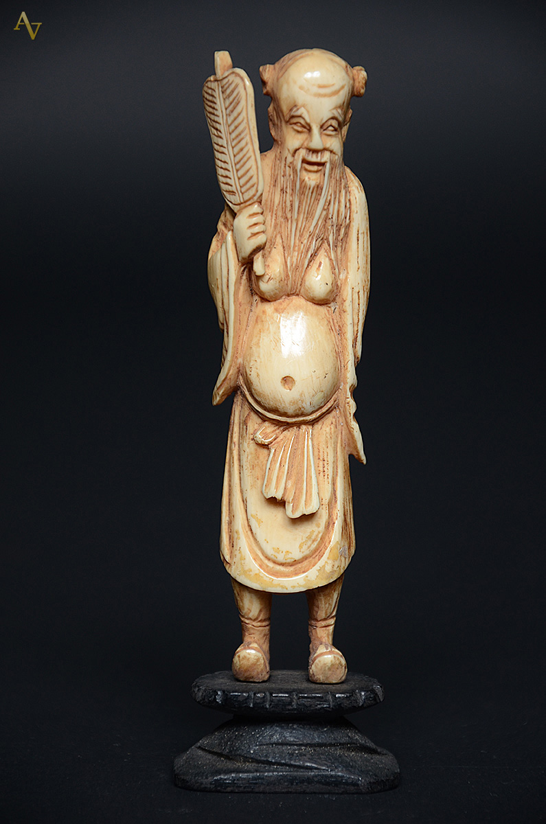 Escultura de marfim representando figura masculina com abanador... - foto 1 de 2
