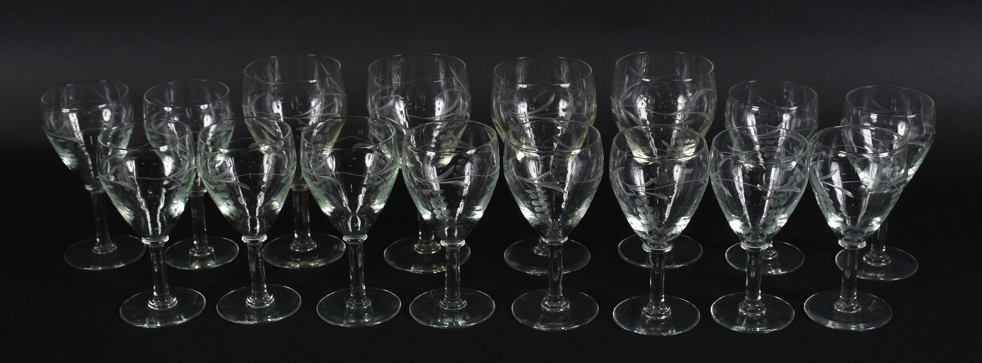 Conjunto com 18 taças de vidro sendo, 12 para vinho branco e 6 para... - foto 1 de 2