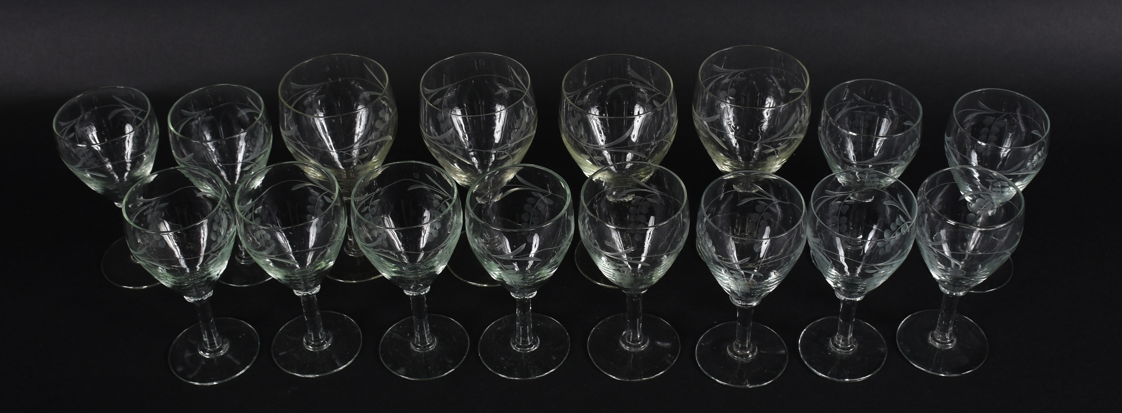 Conjunto com 18 taças de vidro sendo, 12 para vinho branco e 6 para... - foto 2 de 2