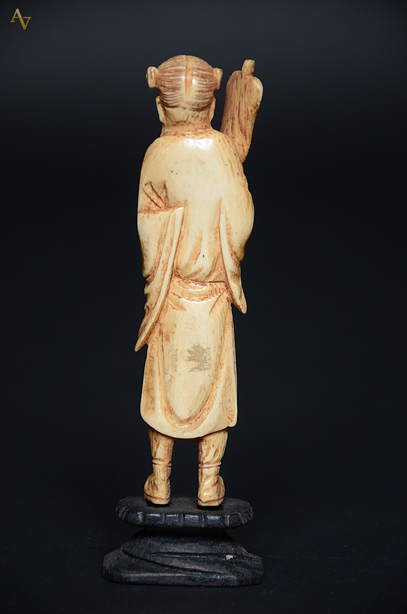 Escultura de marfim representando figura masculina com abanador... - foto 2 de 2