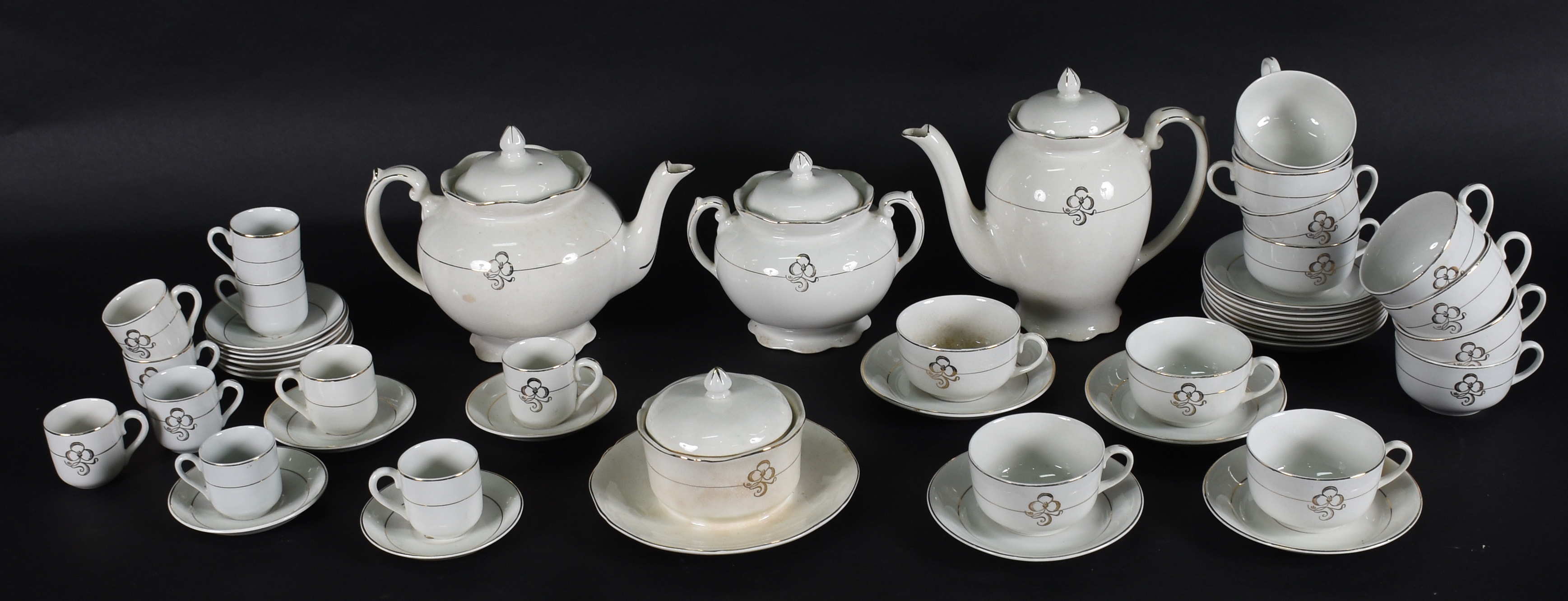 Serviço para chá e café de porcelana Inglesa , composto de 2 bules... - foto 1 de 4