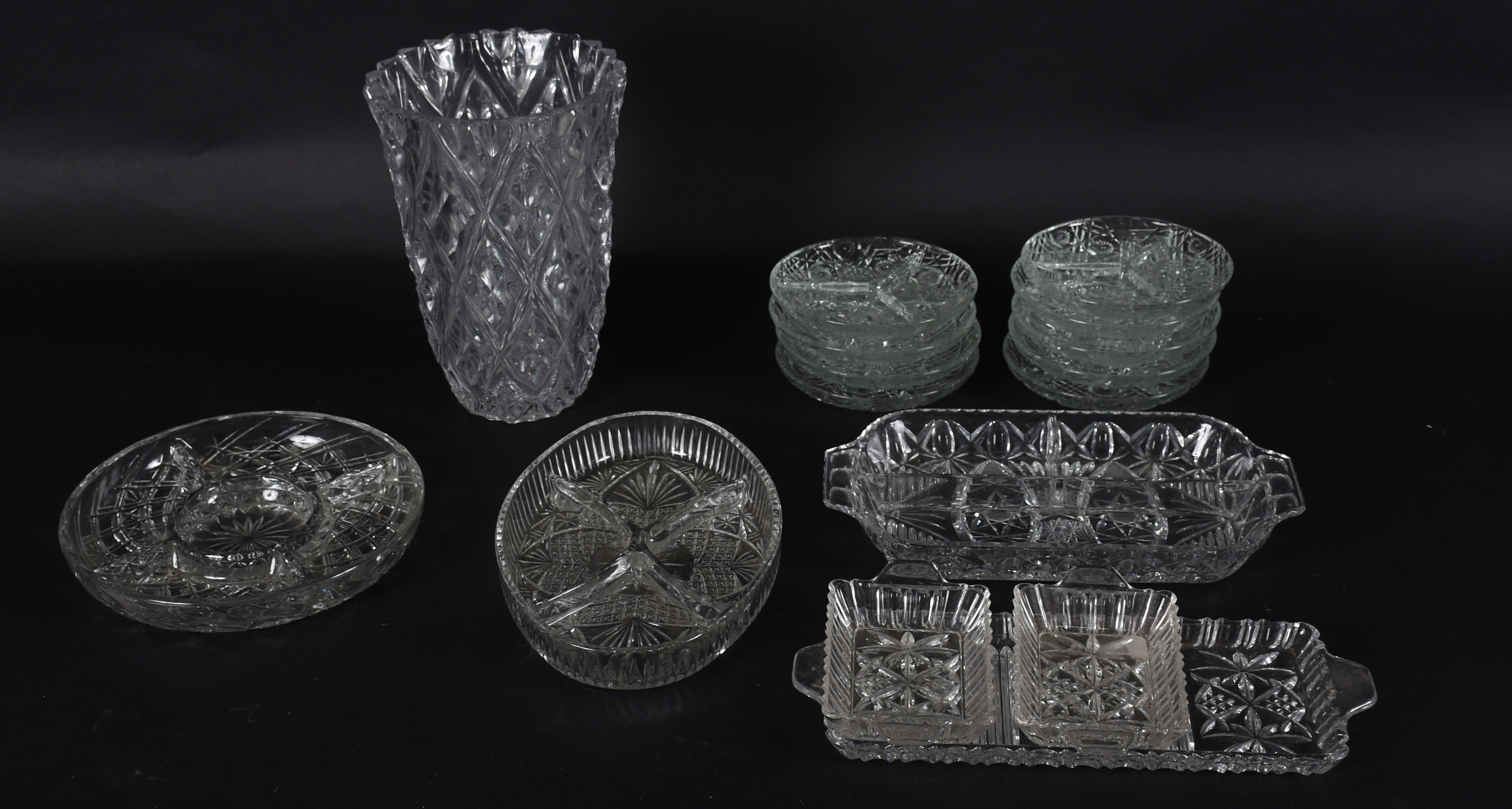 Diversas peças de demi cristal sendo, 4 porta petiscos; 9 pratinhos... - foto 1 de 2