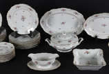 Aparelho de porcelana polonesa composto de 8 pr... - Aparelho de porcelana polonesa composto de 8 pratos  rasos ( 2 bicados ) ; 10 fundos ; 8 sobremesa ( 4 bicados ) ; sopeira ; molheira e 4 traves...