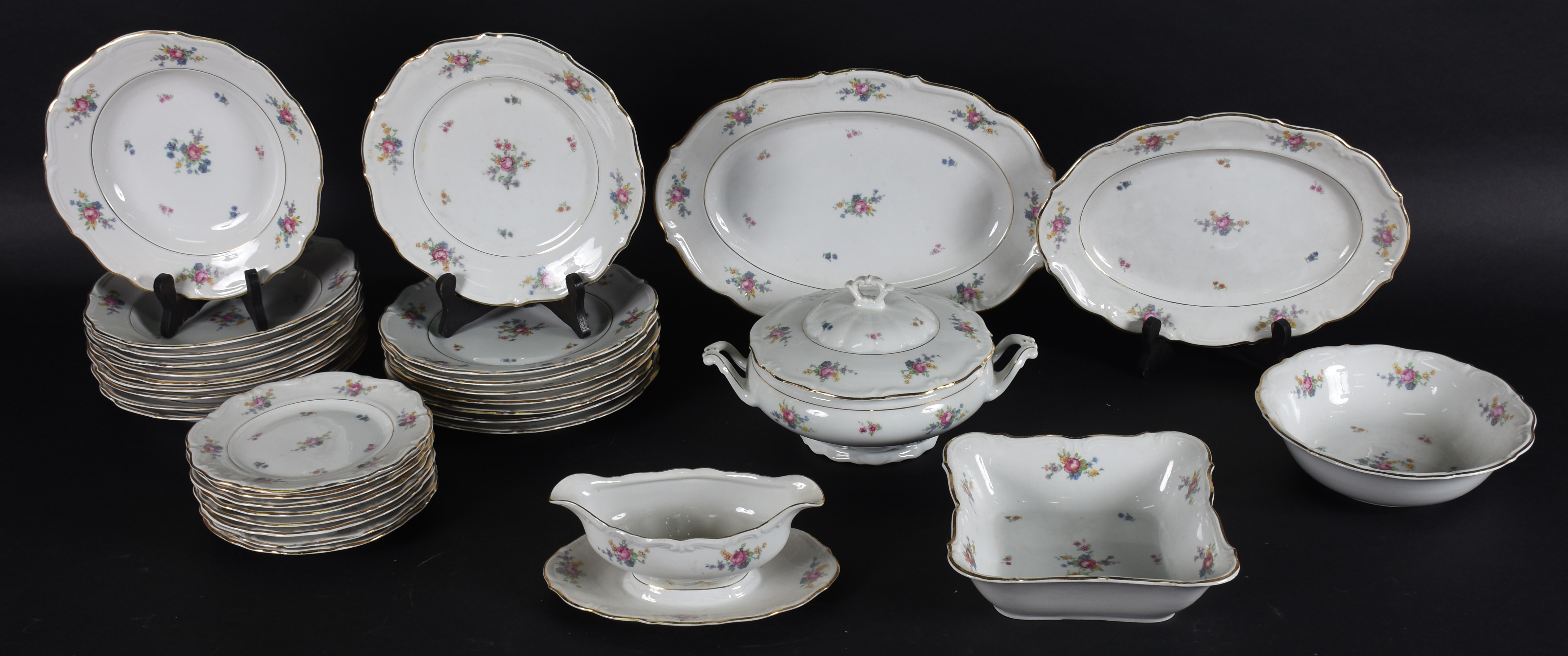 Aparelho de porcelana polonesa composto de 8 pratos rasos ( 2 bicados... - foto 1 de 5