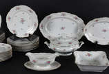 Aparelho de porcelana polonesa composto de 8 pr... - Aparelho de porcelana polonesa composto de 8 pratos  rasos ( 2 bicados ) ; 10 fundos ; 8 sobremesa ( 4 bicados ) ; sopeira ; molheira e 4 traves...
