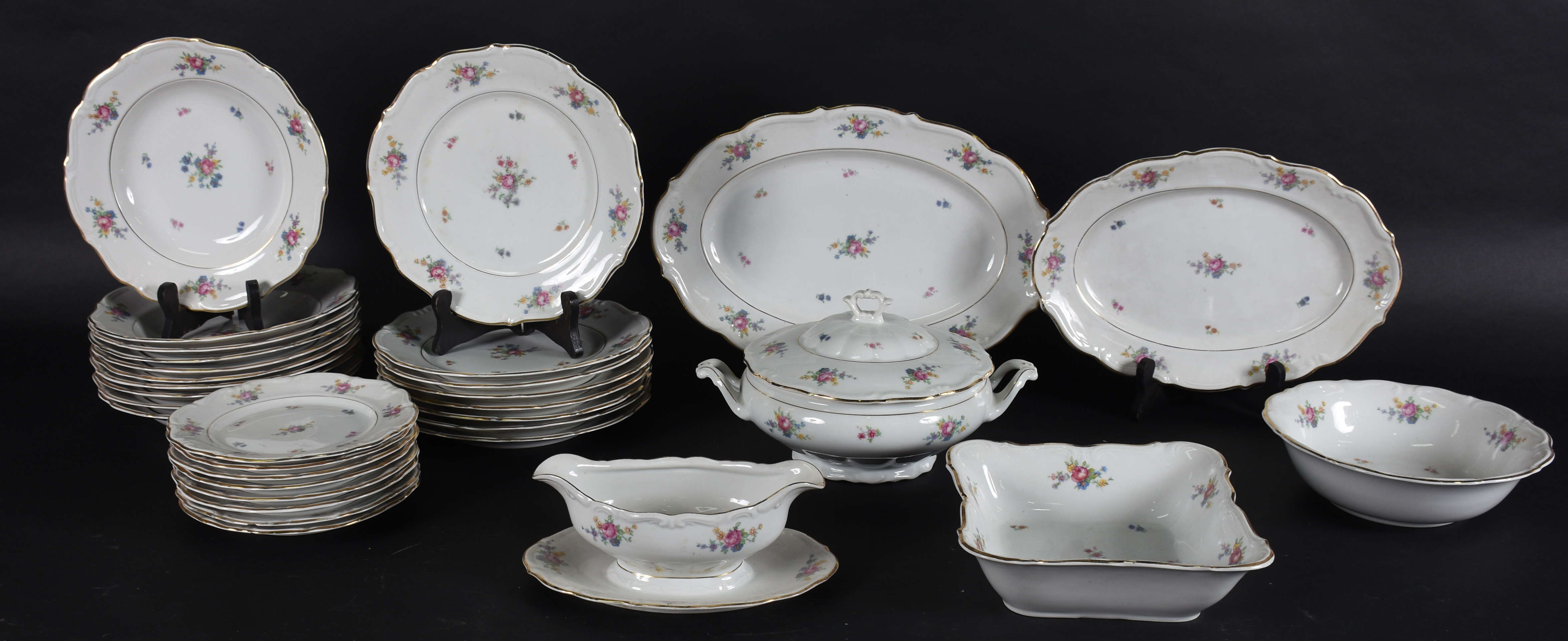 Aparelho de porcelana polonesa composto de 8 pratos rasos ( 2 bicados... - foto 2 de 5