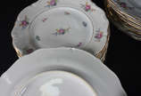 Aparelho de porcelana polonesa composto de 8 pr... - Aparelho de porcelana polonesa composto de 8 pratos  rasos ( 2 bicados ) ; 10 fundos ; 8 sobremesa ( 4 bicados ) ; sopeira ; molheira e 4 traves...
