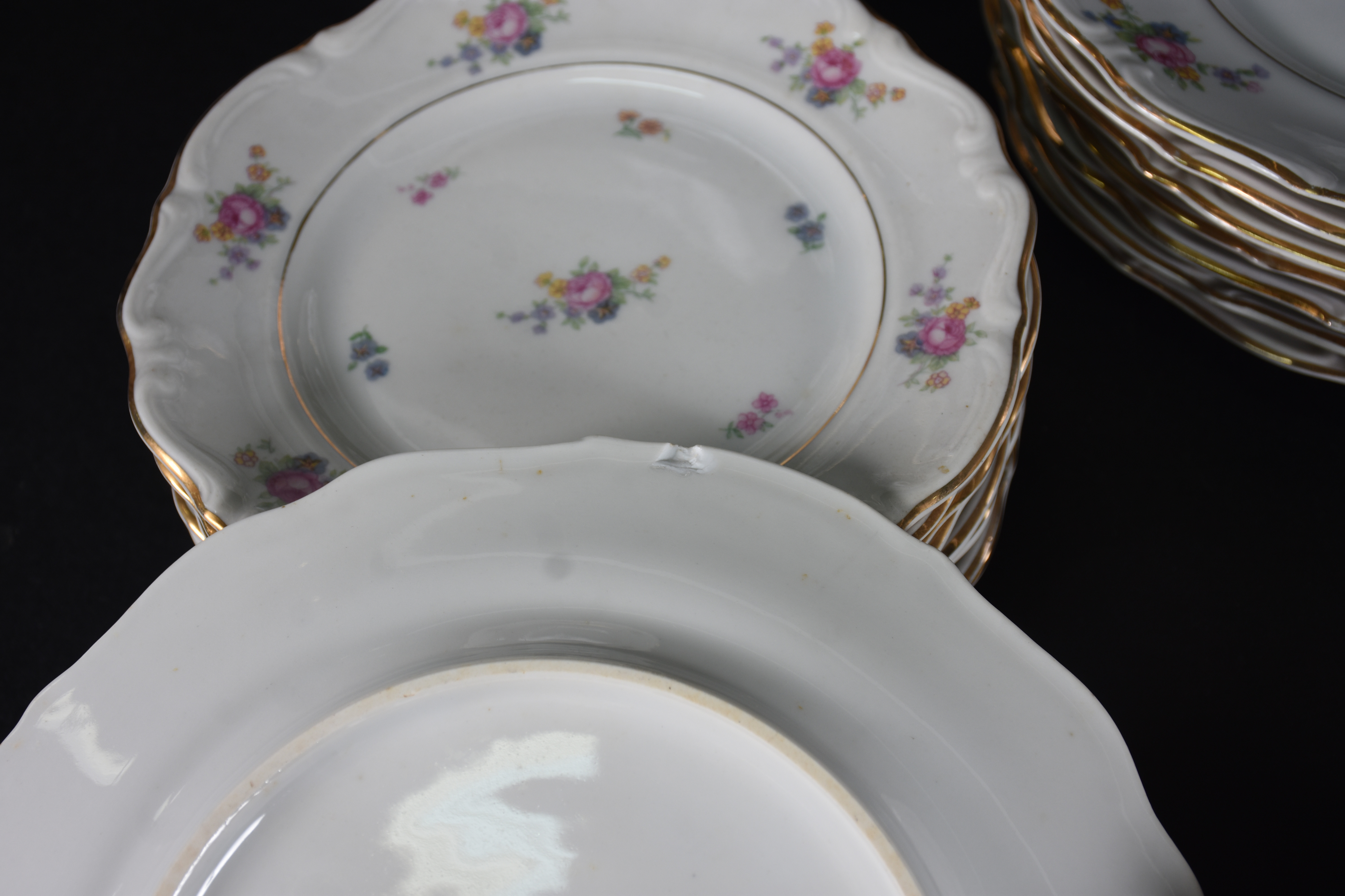 Aparelho de porcelana polonesa composto de 8 pratos rasos ( 2 bicados... - foto 4 de 5