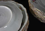 Aparelho de porcelana polonesa composto de 8 pr... - Aparelho de porcelana polonesa composto de 8 pratos  rasos ( 2 bicados ) ; 10 fundos ; 8 sobremesa ( 4 bicados ) ; sopeira ; molheira e 4 traves...