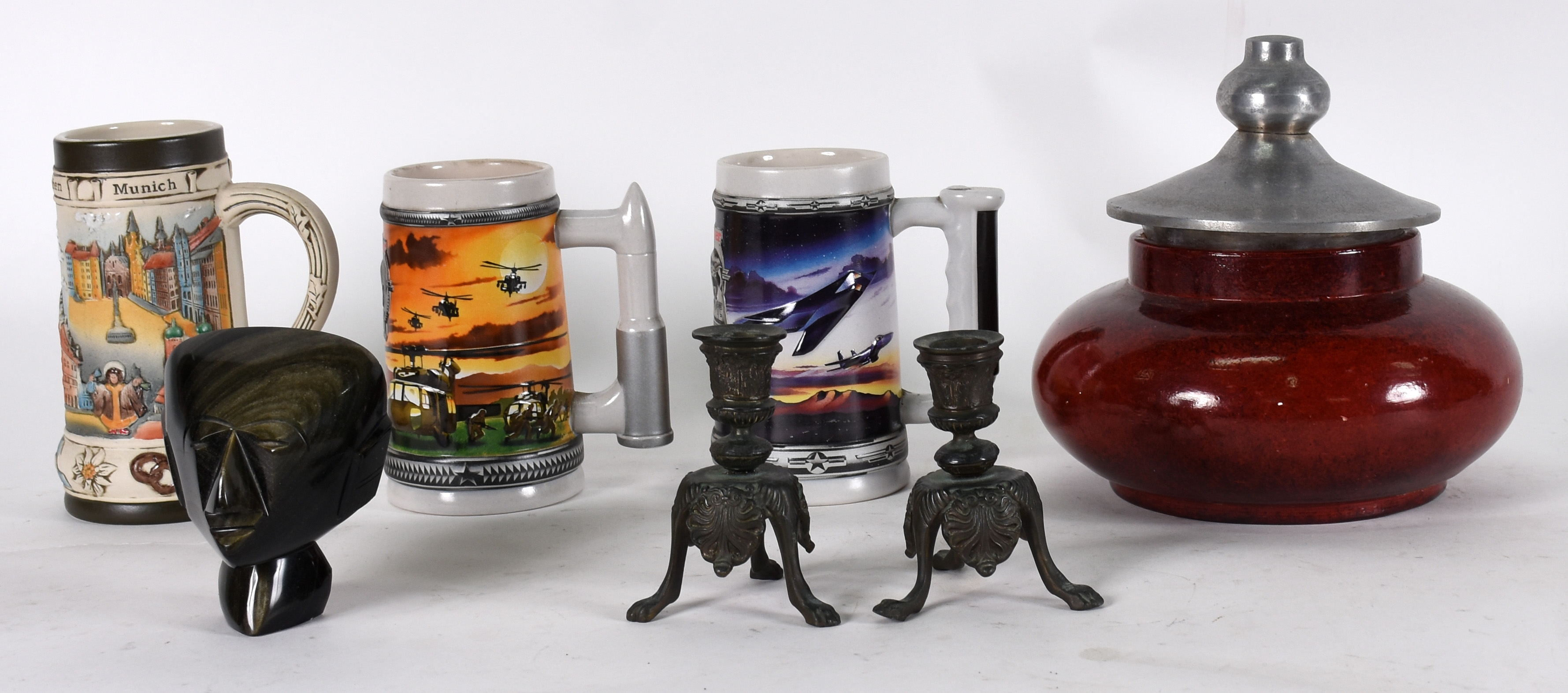 Sete peças diversas de cerâmica e metal , sendo 3 canecas para... - foto 2 de 3