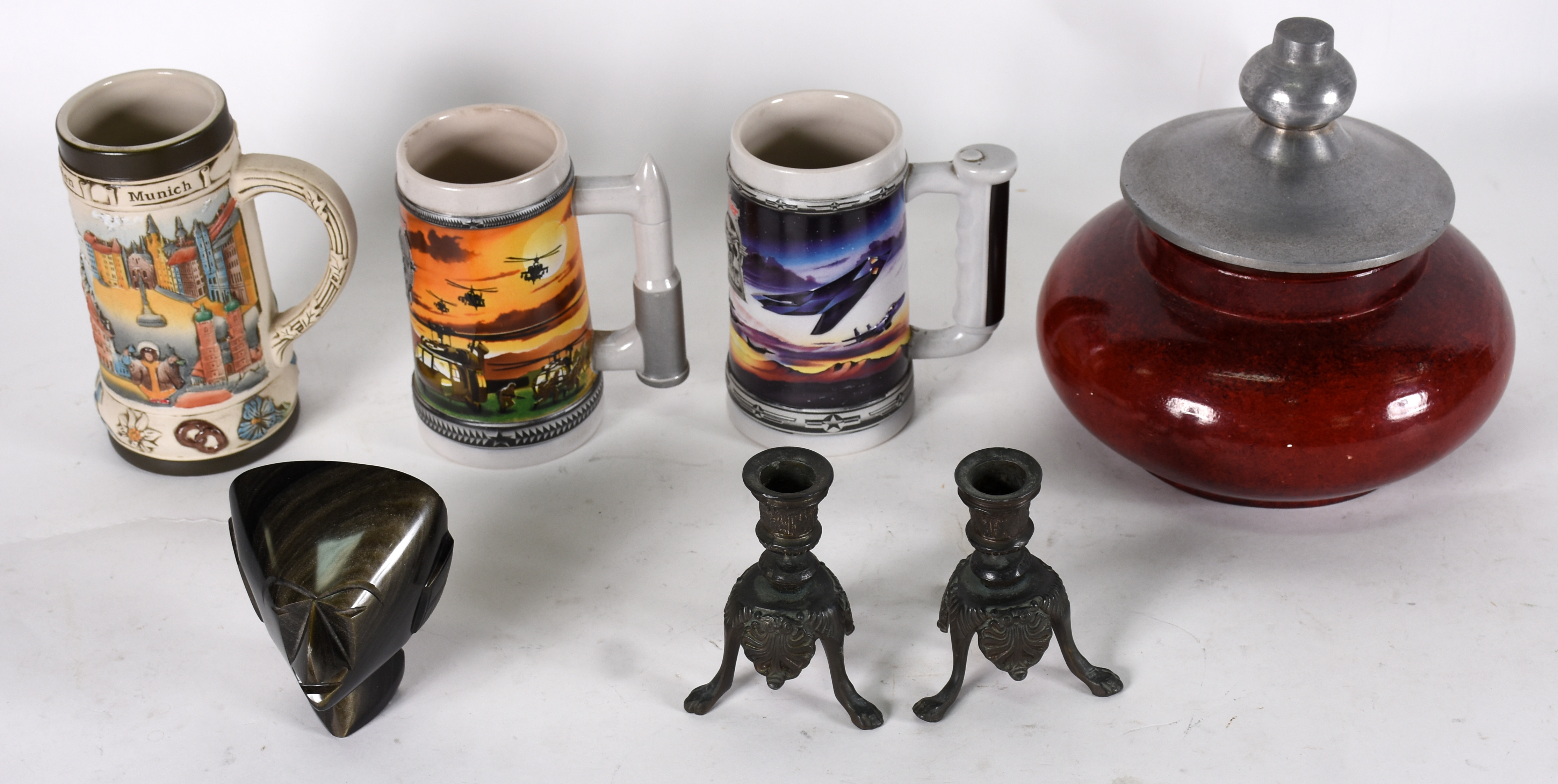 Sete peças diversas de cerâmica e metal , sendo 3 canecas para... - foto 1 de 3