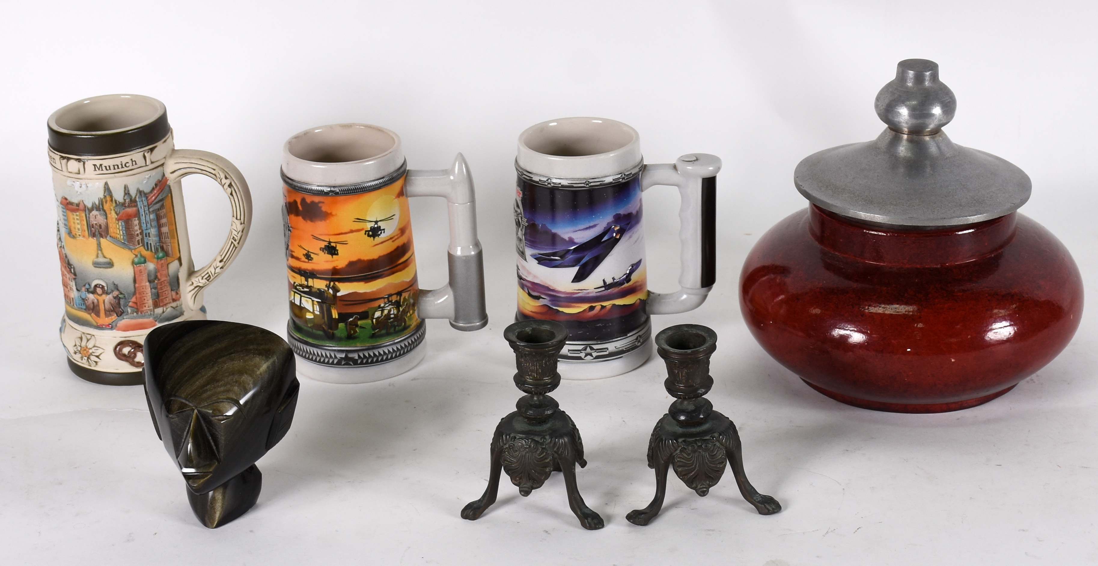 Sete peças diversas de cerâmica e metal , sendo 3 canecas para... - foto 3 de 3