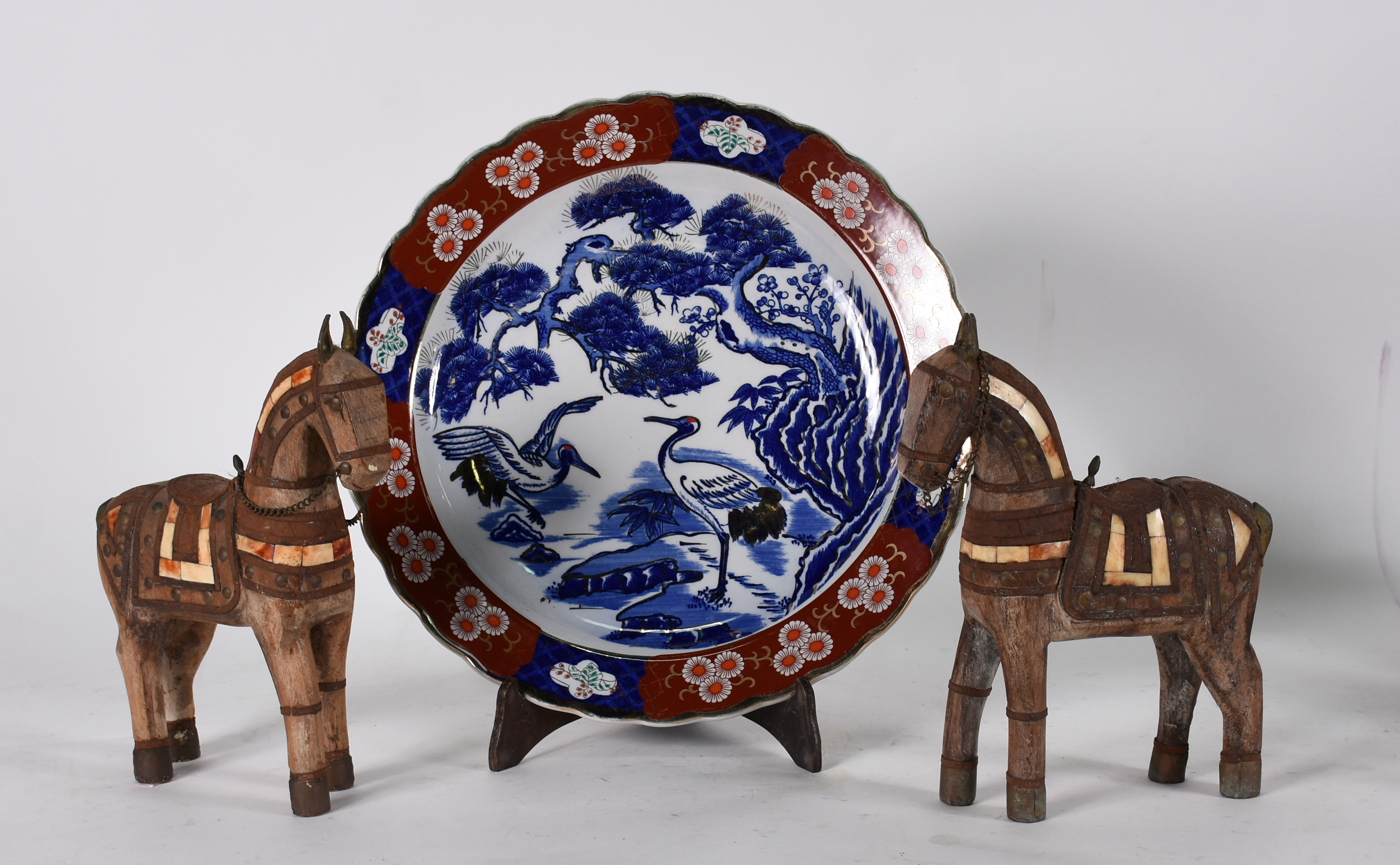 Três peças , par de cavalos de madeira e prato de porcelana . - foto 1 de 2