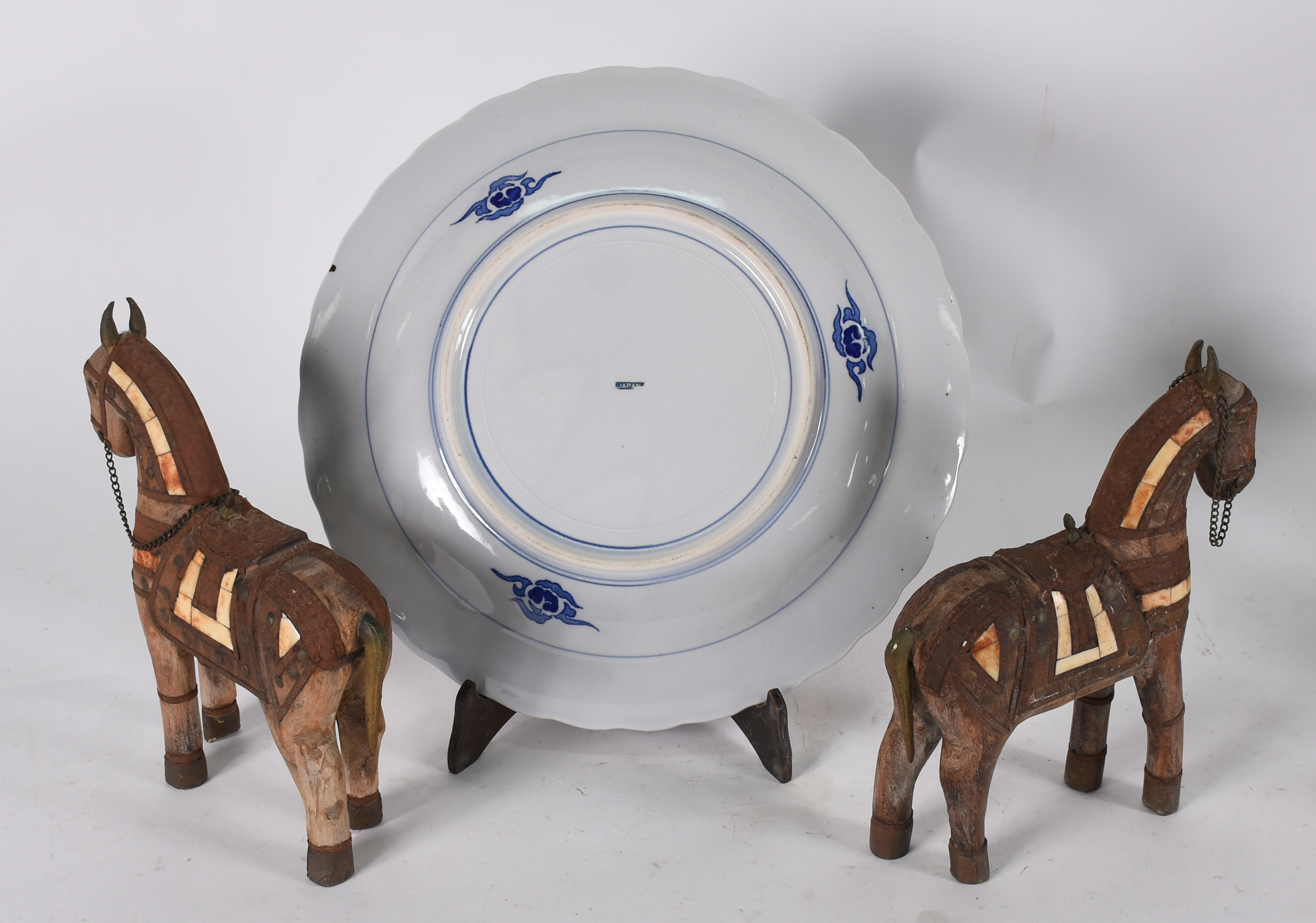 Três peças , par de cavalos de madeira e prato de porcelana . - foto 2 de 2
