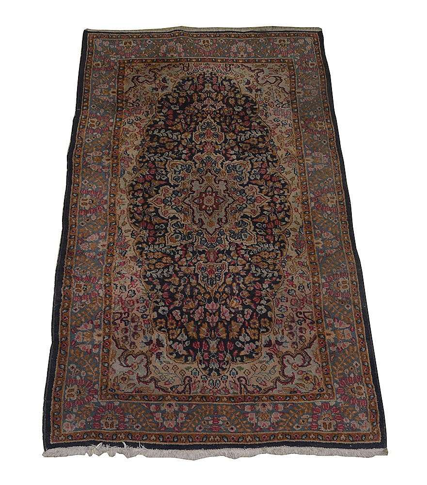 Tapete Kerman. Medidas 1,17 x 2,10 m.