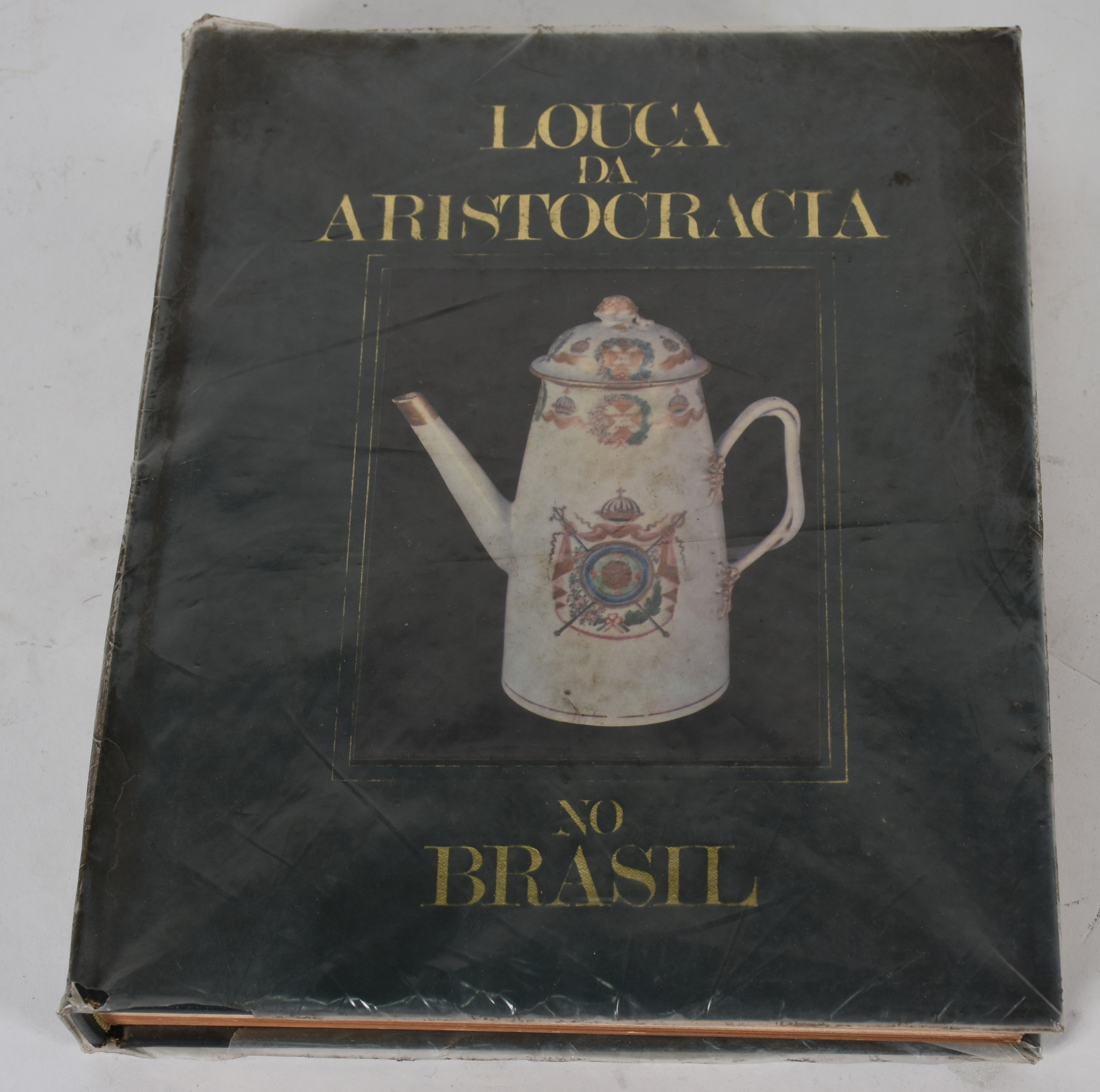 Livro "Louça da aristocracia no Brasil". - foto 2 de 5