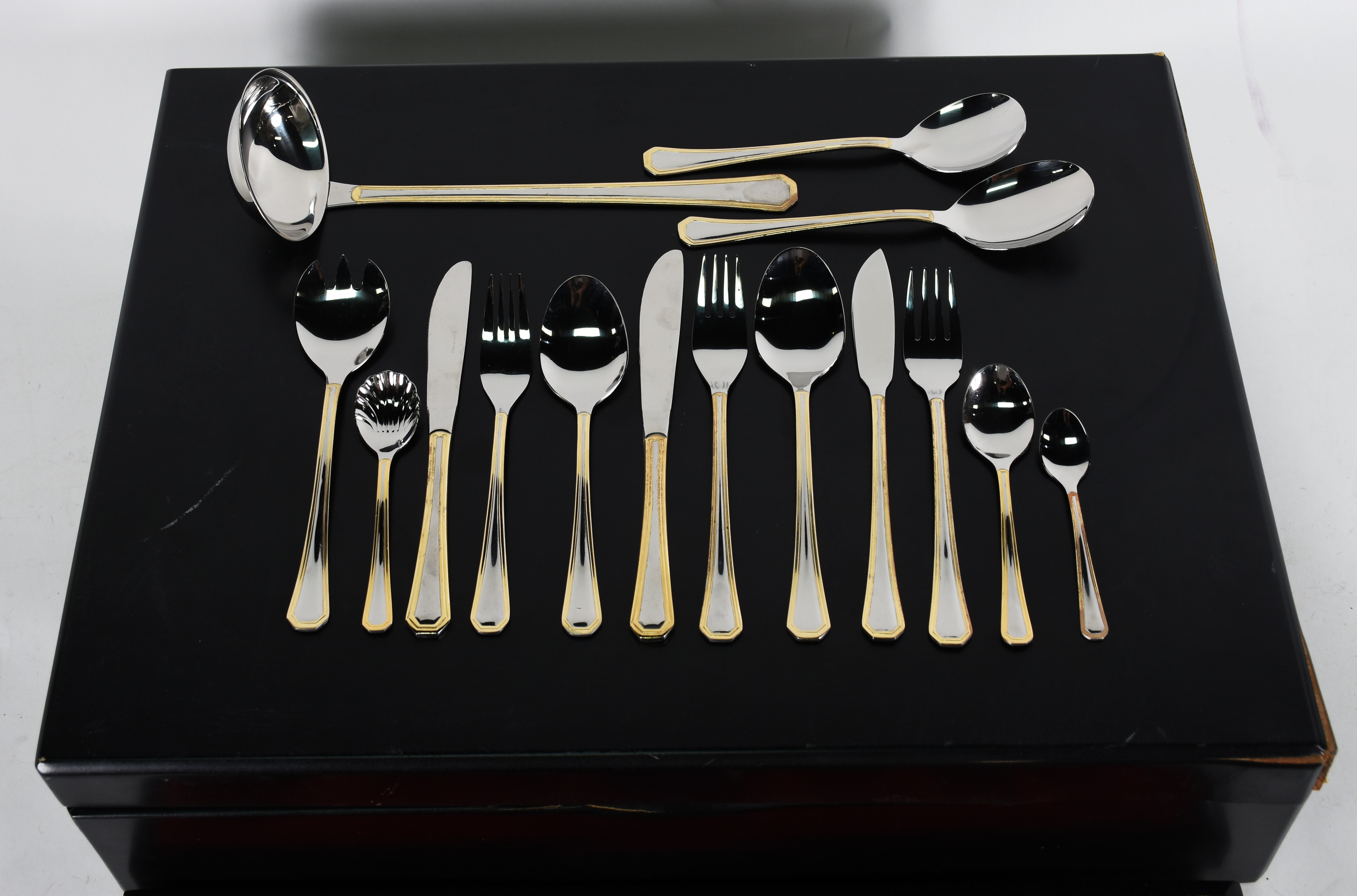Faqueiro de aço com friso de ouro da marca Rostfrei , composto de... - foto 3 de 4