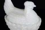 Manteigueira em forma de galinha de vidro opali... - Manteigueira em forma de galinha de vidro opalinado branco.