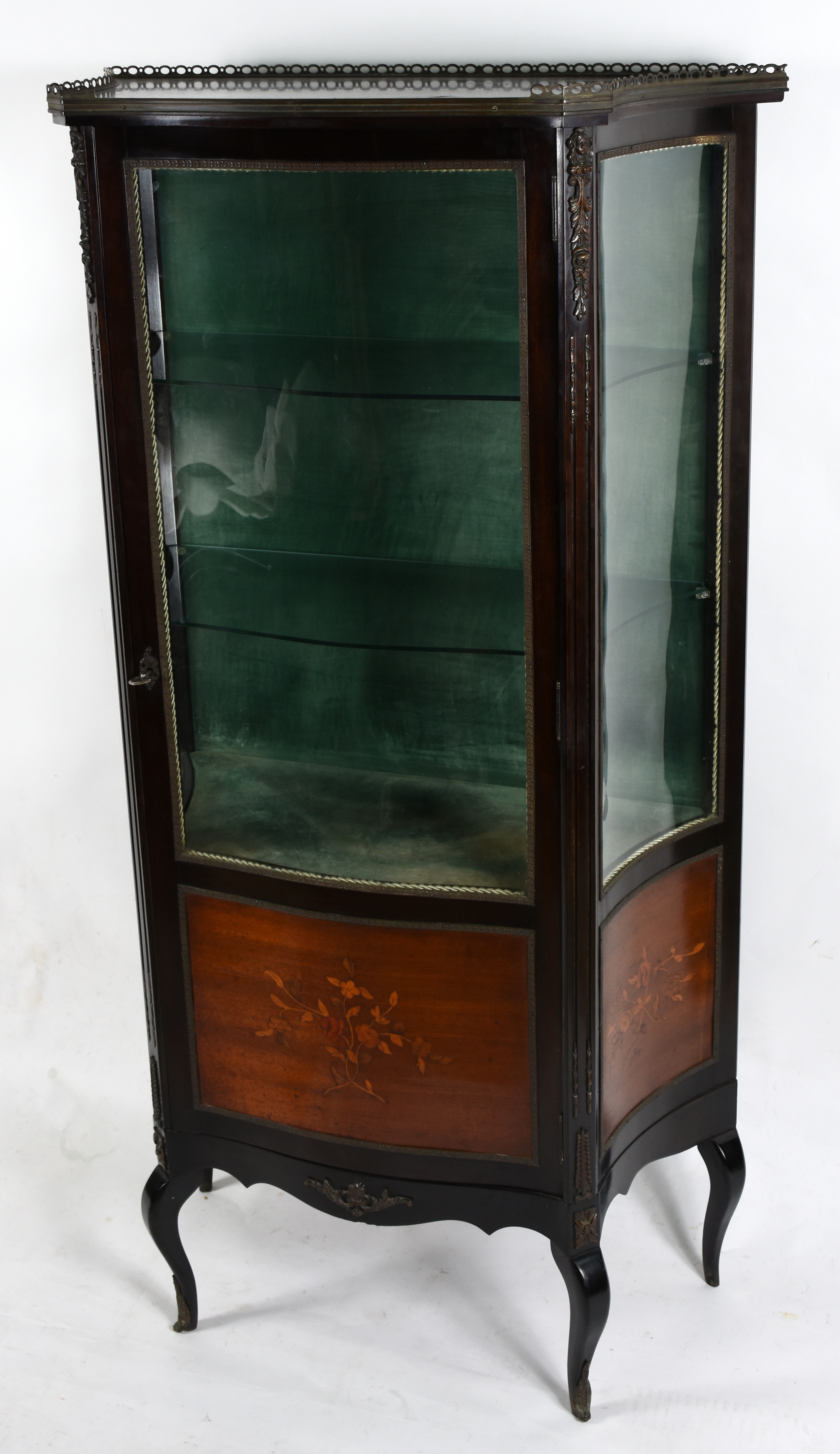 Vitrine estilo Francês , feitio semi bombê com interior forrado e 2... - foto 1 de 5