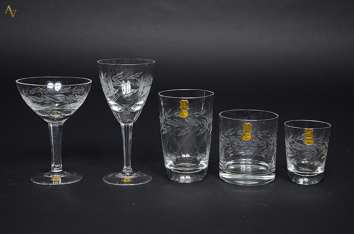 Conjunto de cristal nacional Hering lapidado, sendo 6 taças para... - foto 1 de 2