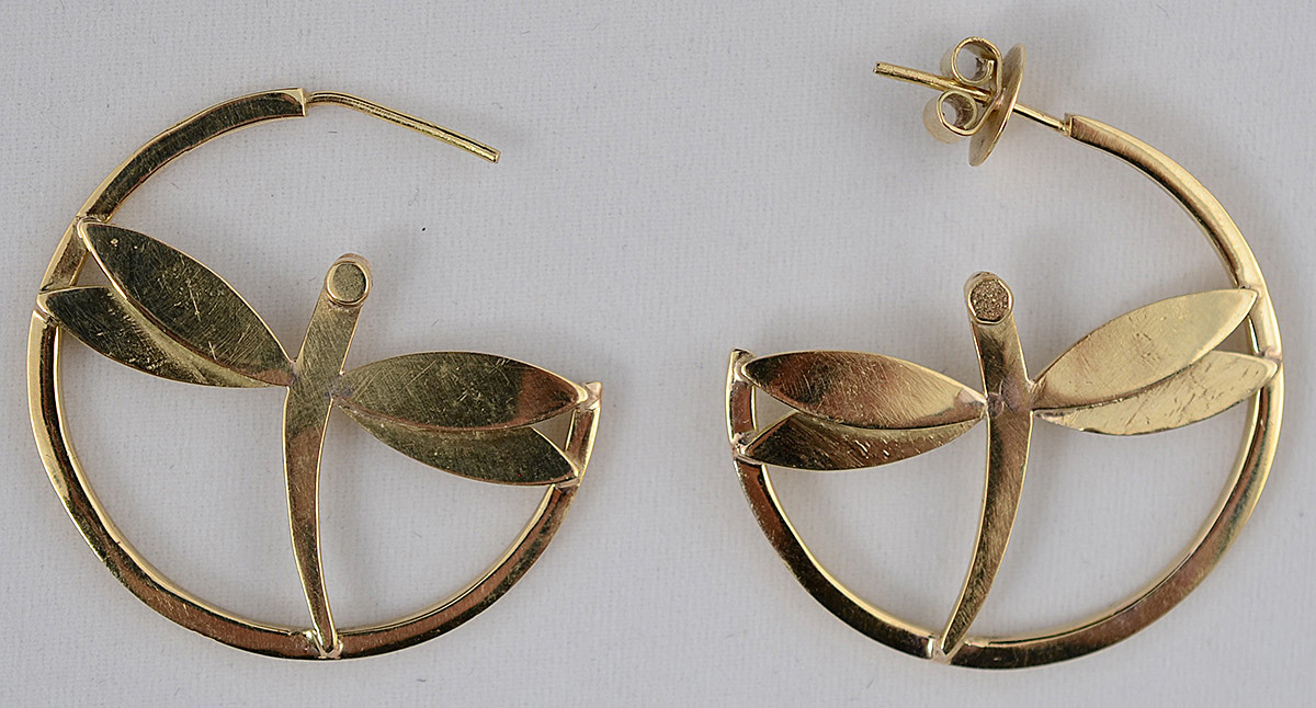 Par de argolas decoradas com libélulas de ouro 18 k. Peso total 9,1 g.