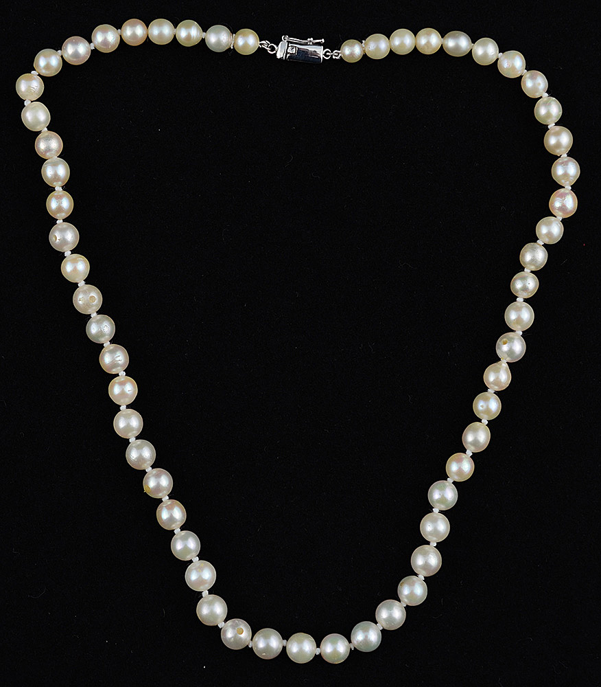 Colar com um fio, de 57 pérolas brancas e fecho em ouro branco 18 k...