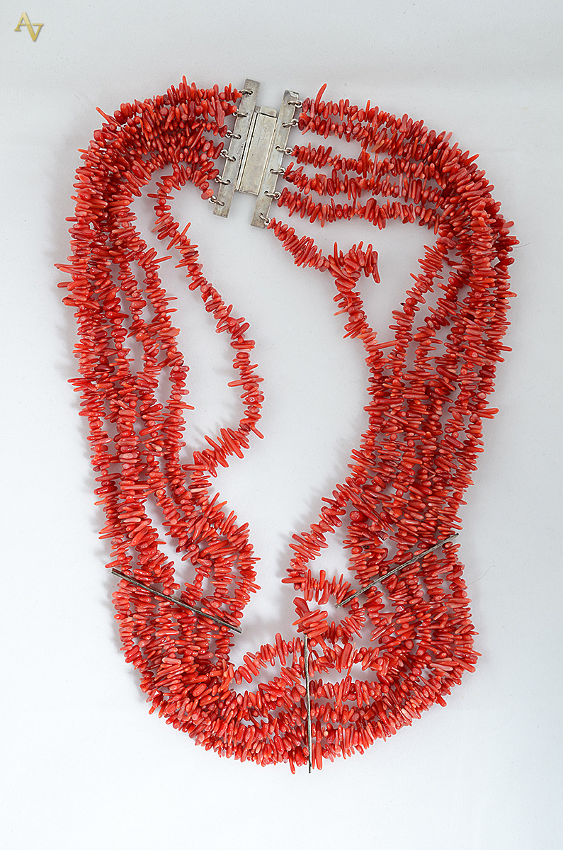 Colar de coral italiano com 6 fios e fechos de metal branco...