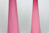 Dois solifleurs em murano na cor rosa. Alturas ... - Dois solifleurs em murano na cor rosa. Alturas 36 cm e 44 cm.