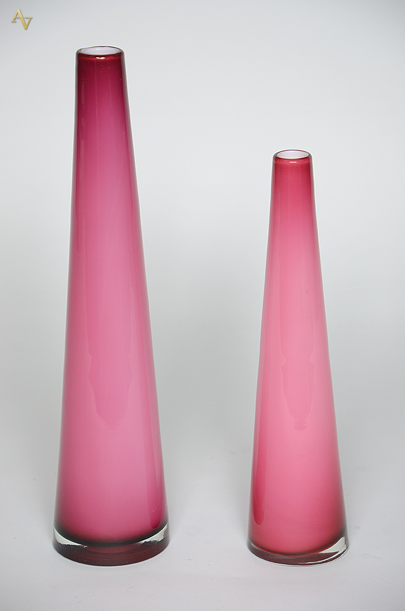 Dois solifleurs em murano na cor rosa. Alturas 36 cm e 44 cm.