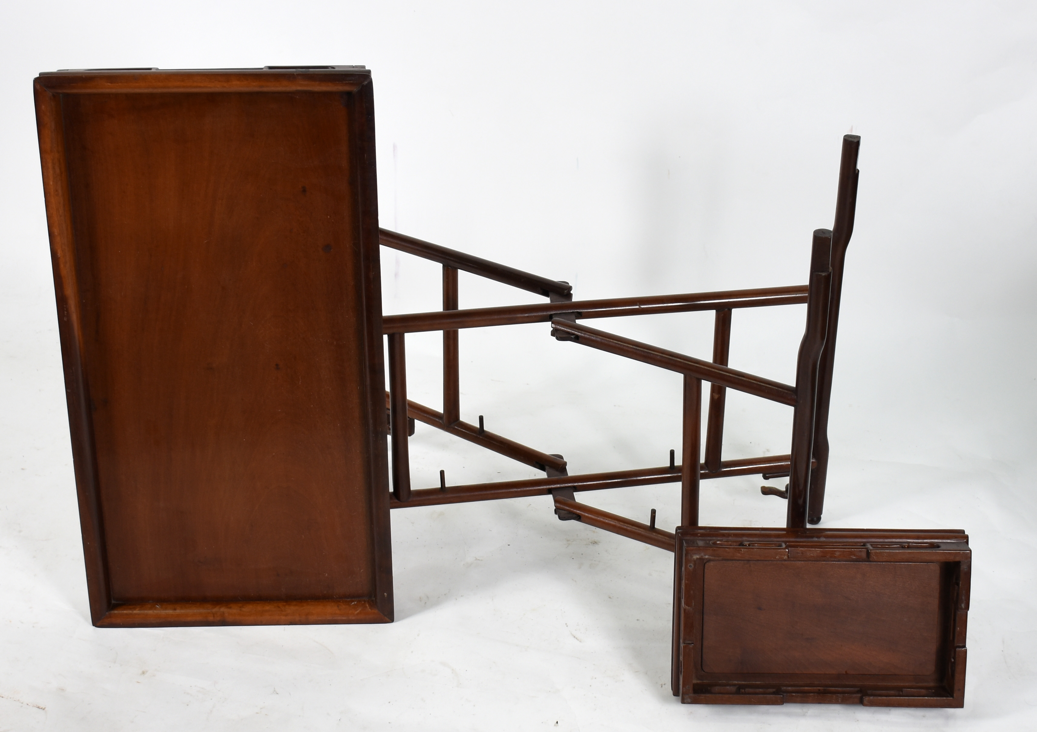 Mesa chinesa auxiliar de madeira nobre, base articulada, tampo... - foto 3 de 4