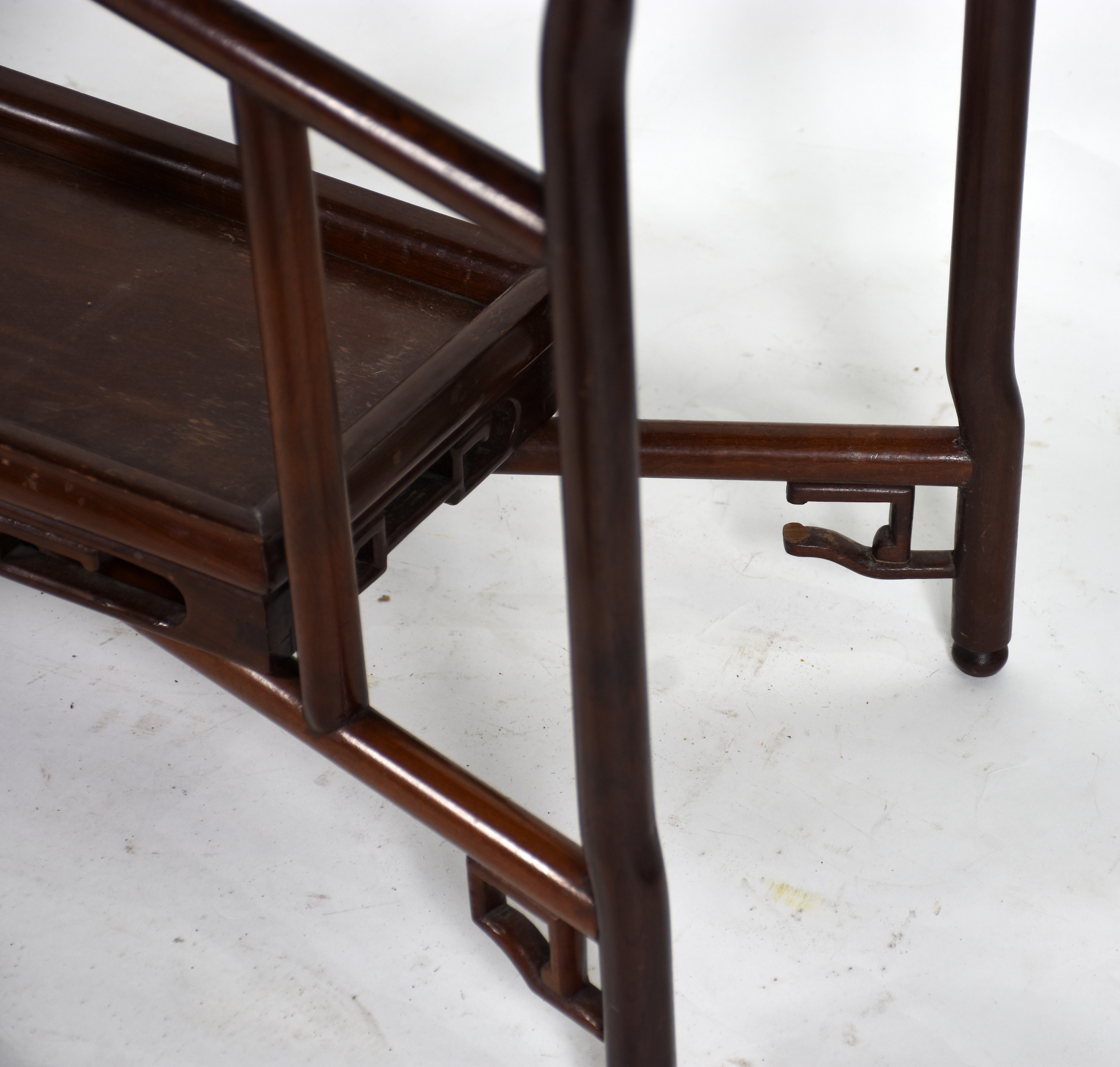 Mesa chinesa auxiliar de madeira nobre, base articulada, tampo... - foto 4 de 4