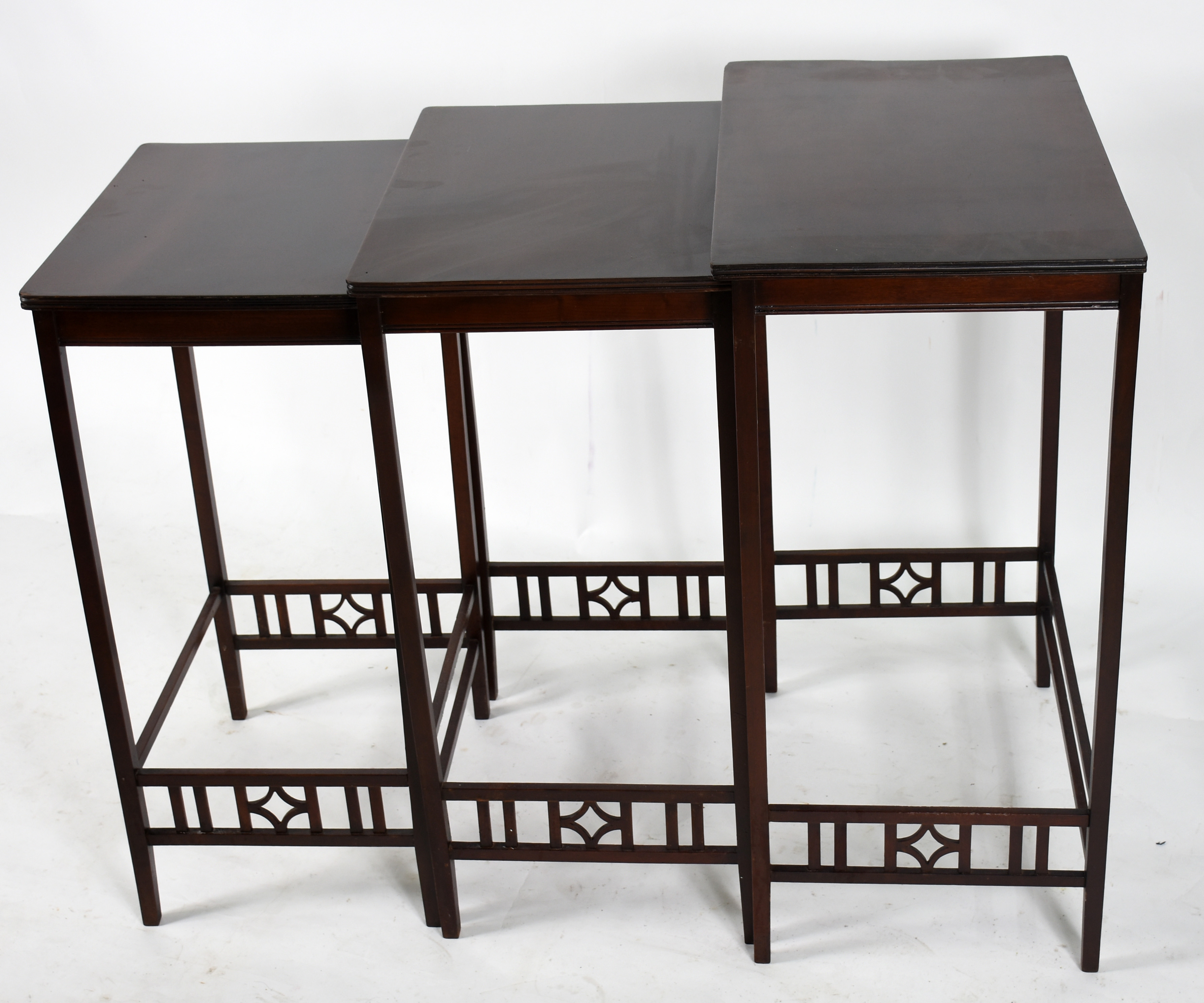 Mesa ninho de madeira nobre com 3 peças encaixadas, em diversos... - foto 1 de 3