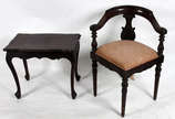 Duas peças de madeira nobre, sendo: cadeira de ... - Duas peças de madeira nobre, sendo: cadeira de canto com pernas torneadas , encosto com trave entalhada e assento estofado (mola do assento no e...
