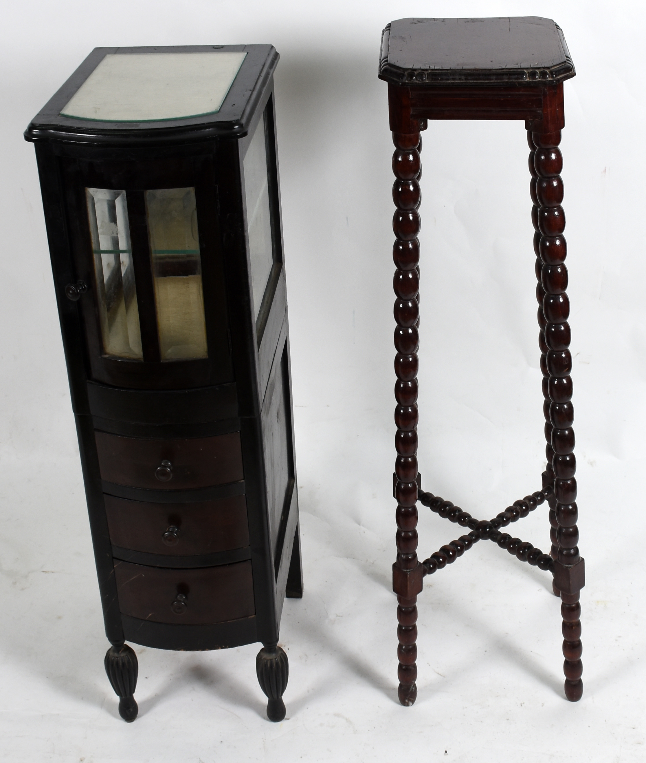 Dois pequenos móveis , sendo: vitrine com 3 gavetinhas e porta de... - foto 1 de 3