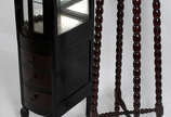 Dois pequenos móveis , sendo:  vitrine com 3 ga... - Dois pequenos móveis , sendo:  vitrine com 3 gavetinhas e porta de vidro bisotado e coluna de madeira com 4 pernas torneadas.