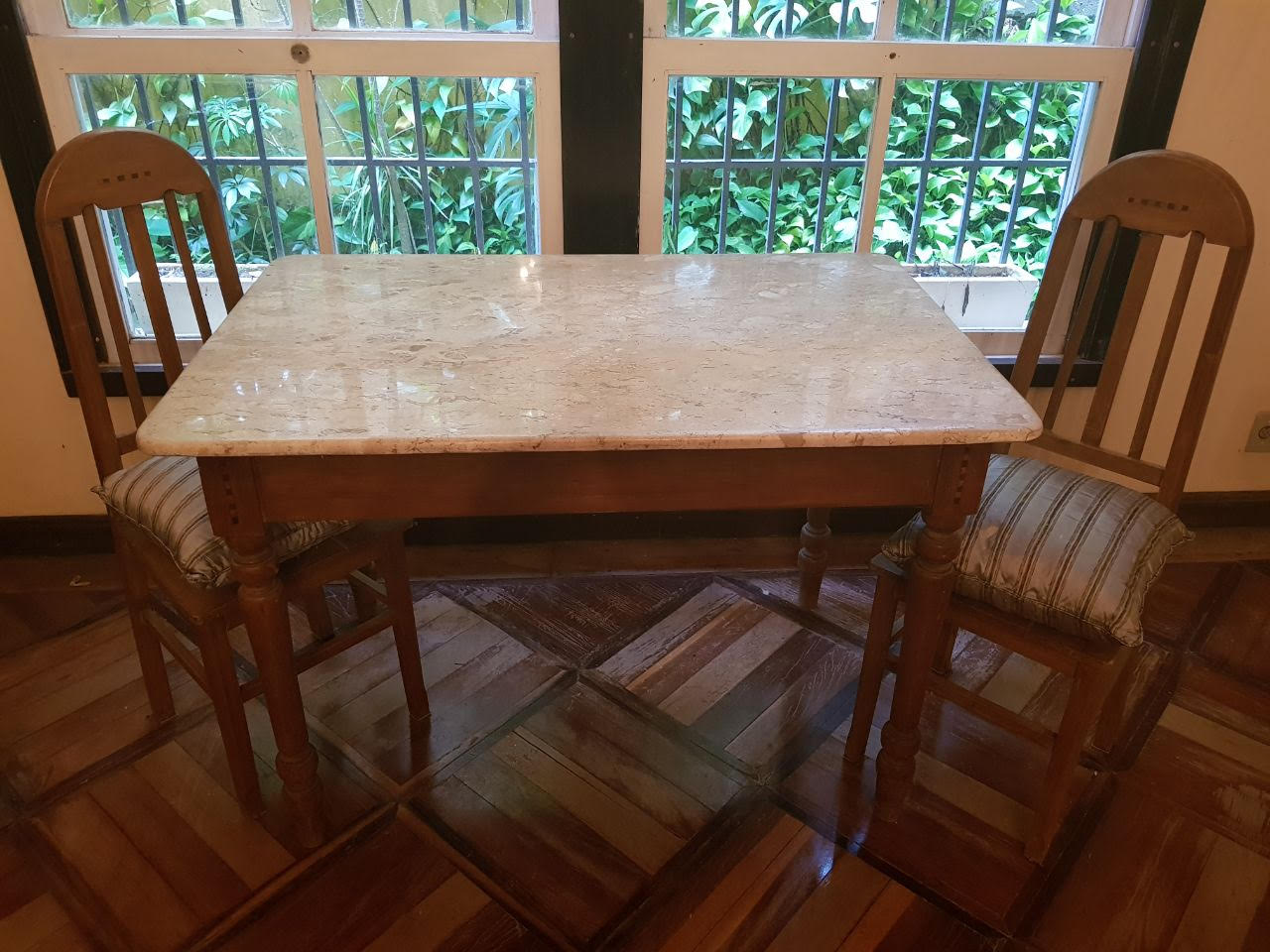 Mesa de madeira com tampo de mármore , acompanha 2 cadeiras .