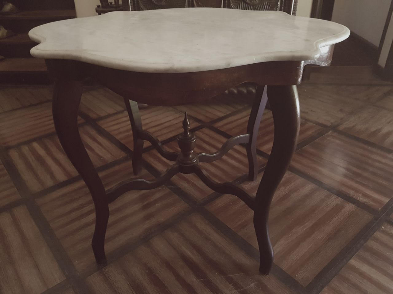 Mesa de apresentação de madeira nobre e tampo de mármore.