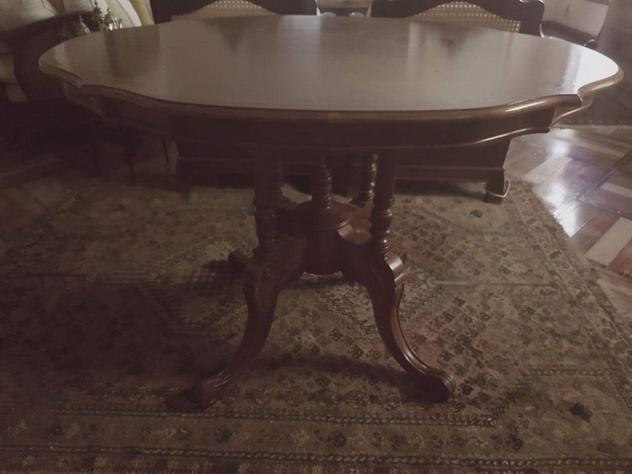 Mesa de madeira nobre. - foto 1 de 2
