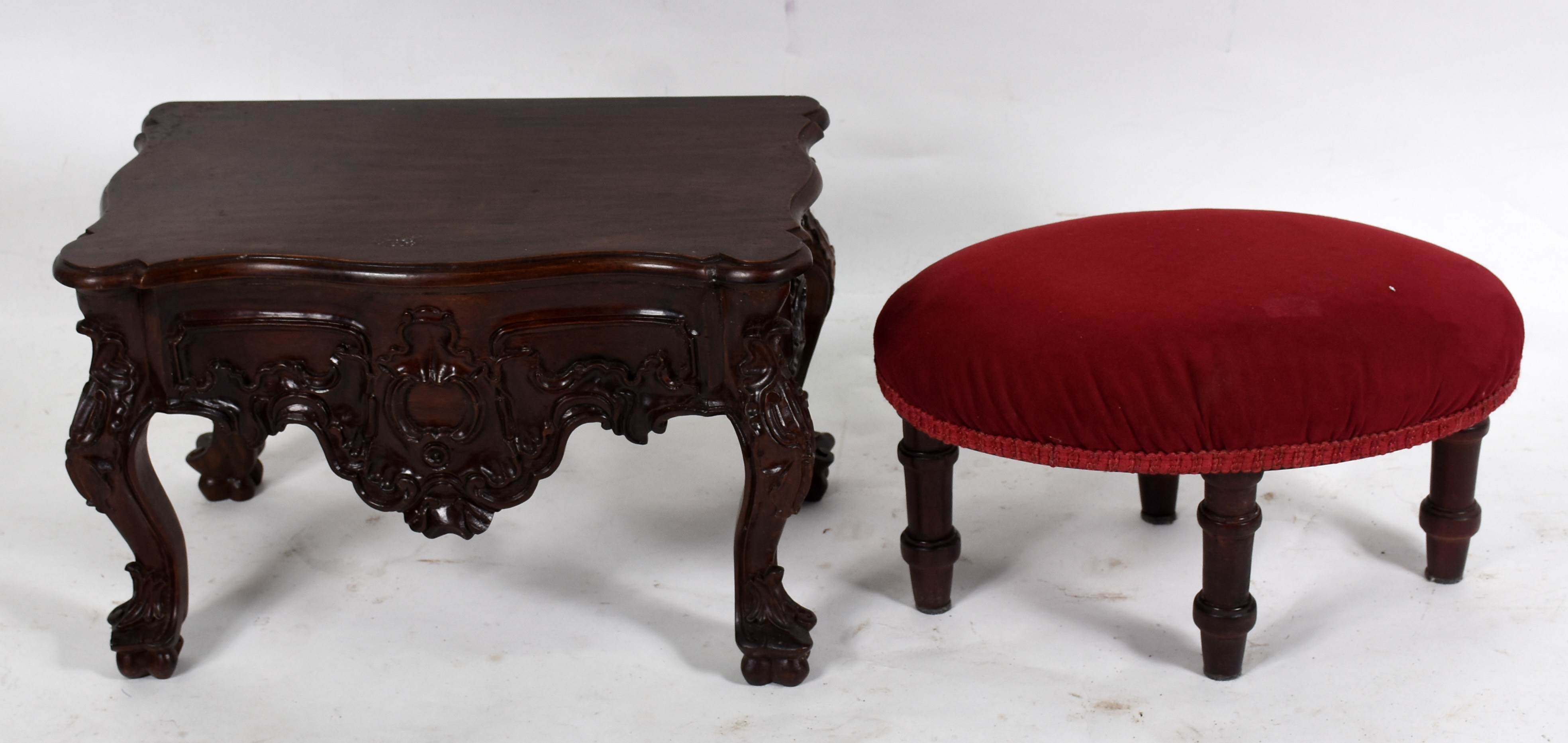 Duas pequenas peças, sendo : Miniatura de mesa D. José com entalhes... - foto 1 de 4