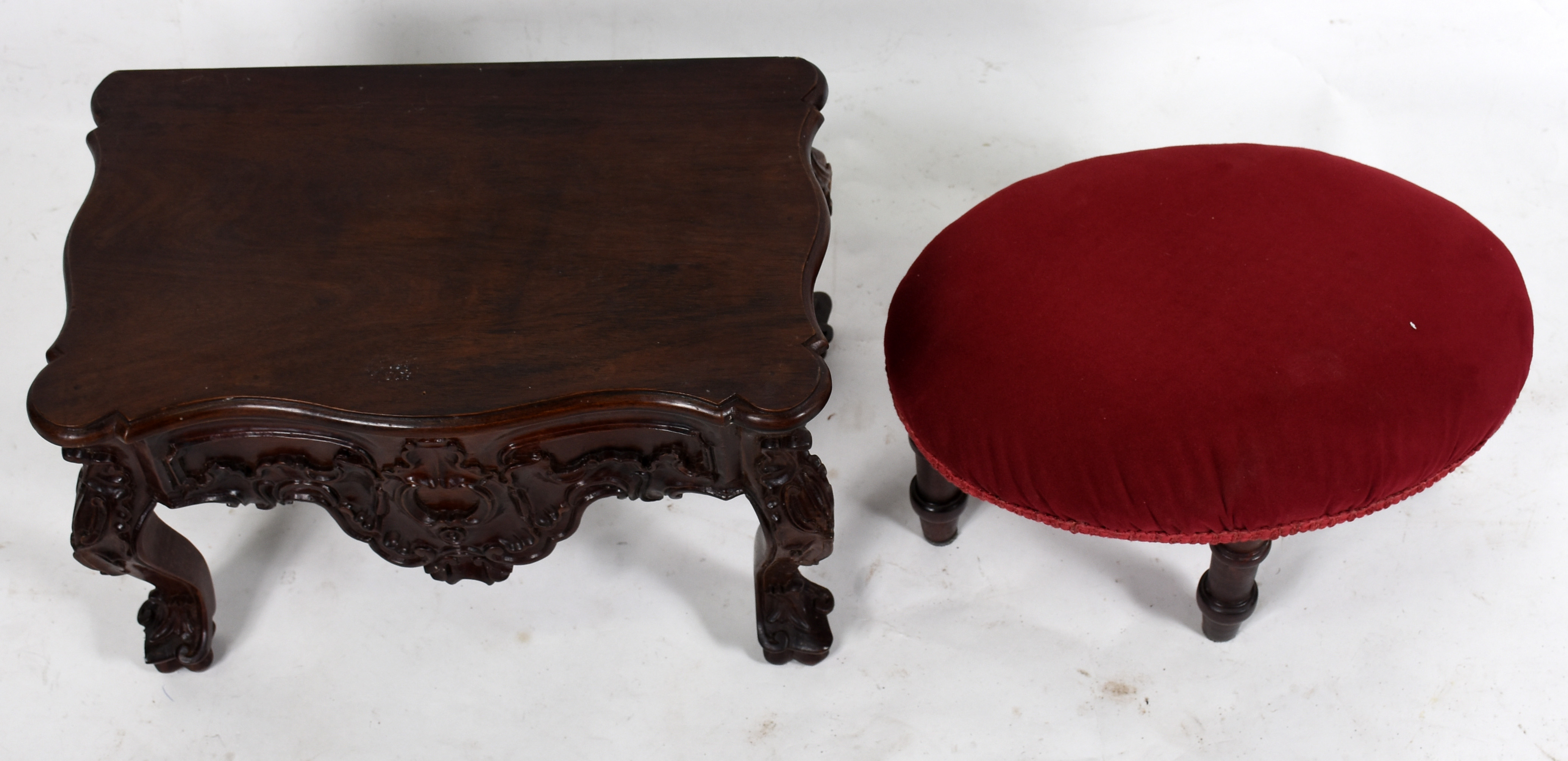 Duas pequenas peças, sendo : Miniatura de mesa D. José com entalhes... - foto 2 de 4