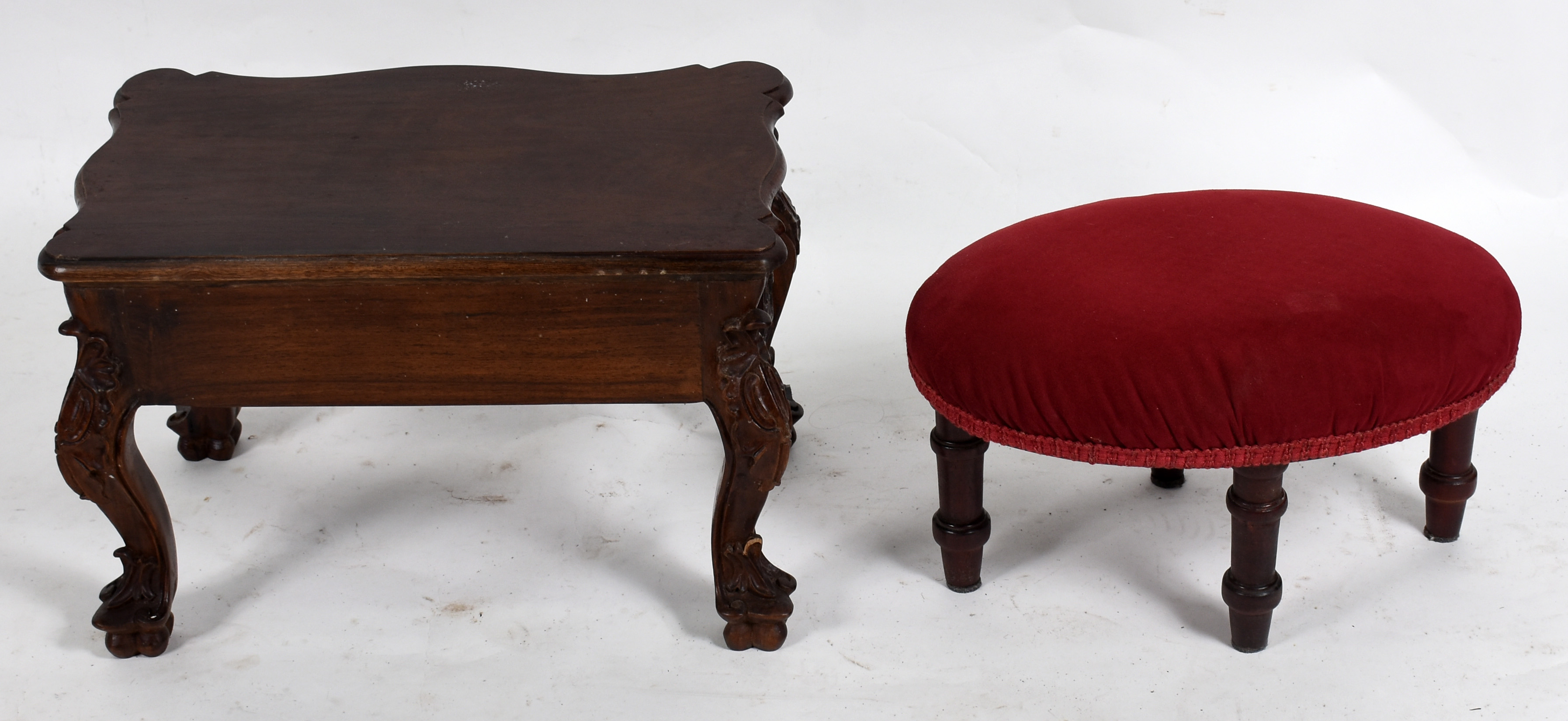 Duas pequenas peças, sendo : Miniatura de mesa D. José com entalhes... - foto 3 de 4