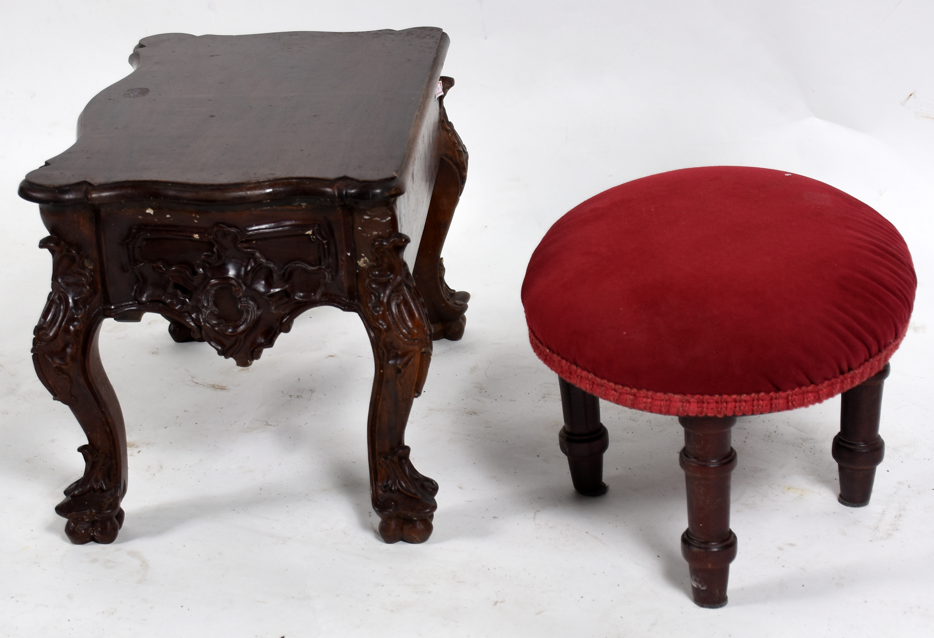 Duas pequenas peças, sendo : Miniatura de mesa D. José com entalhes... - foto 4 de 4