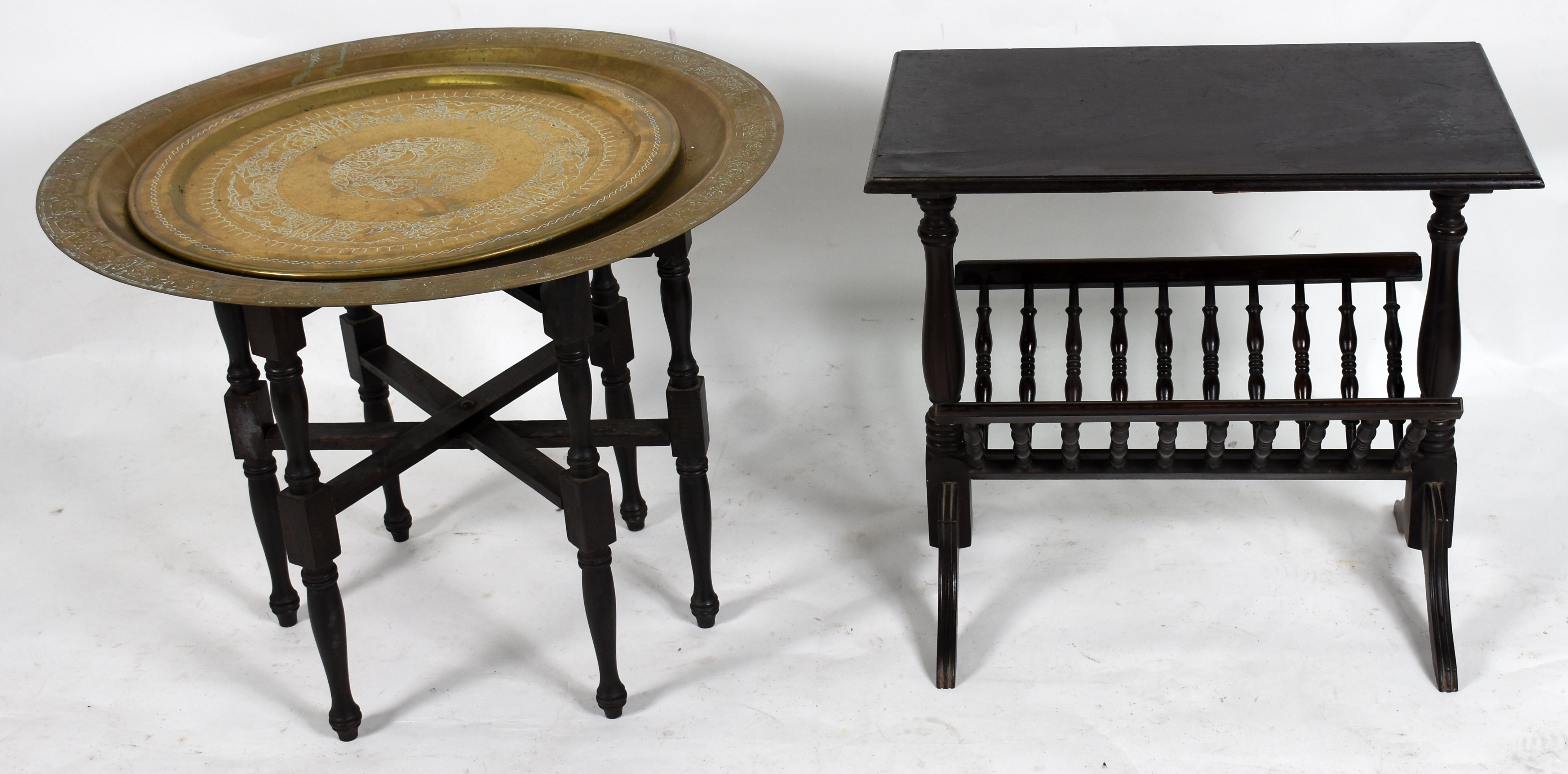 Duas peças, sendo: Mesa revisteiro de madeira ( tampo com ondulações... - foto 1 de 4