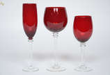 Jogo com 18 copos, sendo: 6 para água, 6 para v... - Jogo com 18 copos, sendo: 6 para água, 6 para vinho e 6 para champagne na cor vermelha.