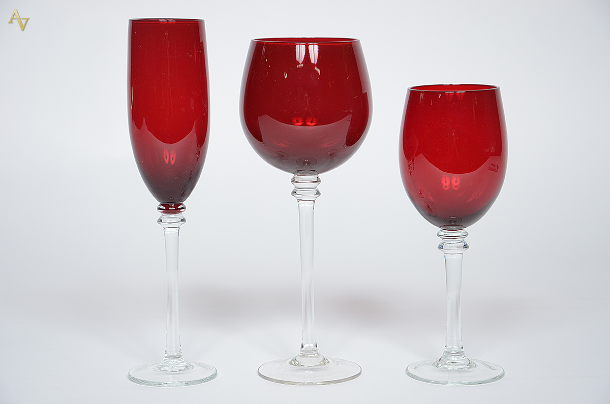 Jogo com 18 copos, sendo: 6 para água, 6 para vinho e 6 para...